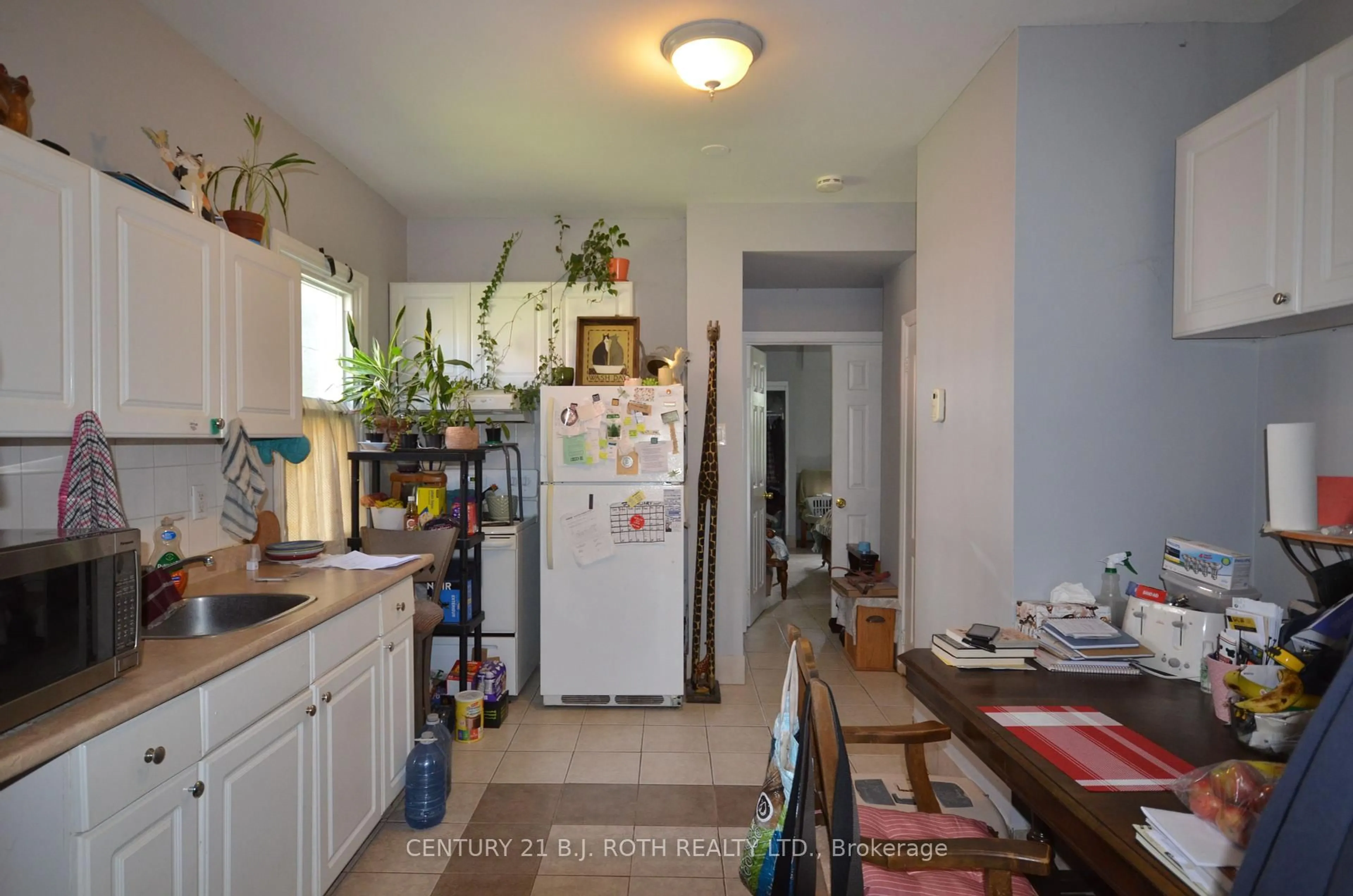 Standard kitchen, unknown for 75 High St, Barrie Ontario L4N 1W5