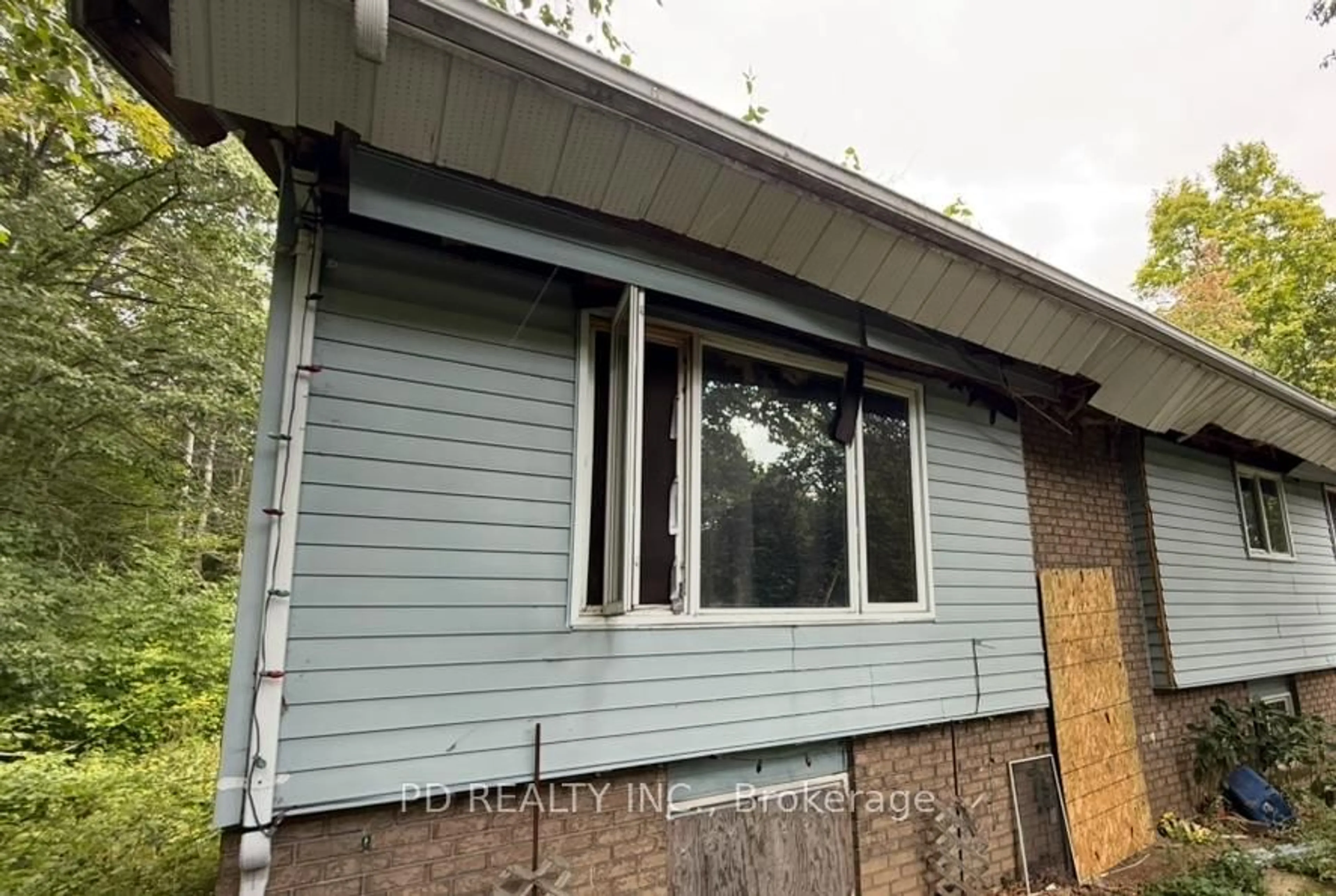 Home with vinyl exterior material, building for 162 Farlain Lake Rd, Tiny Ontario L9M 0B9