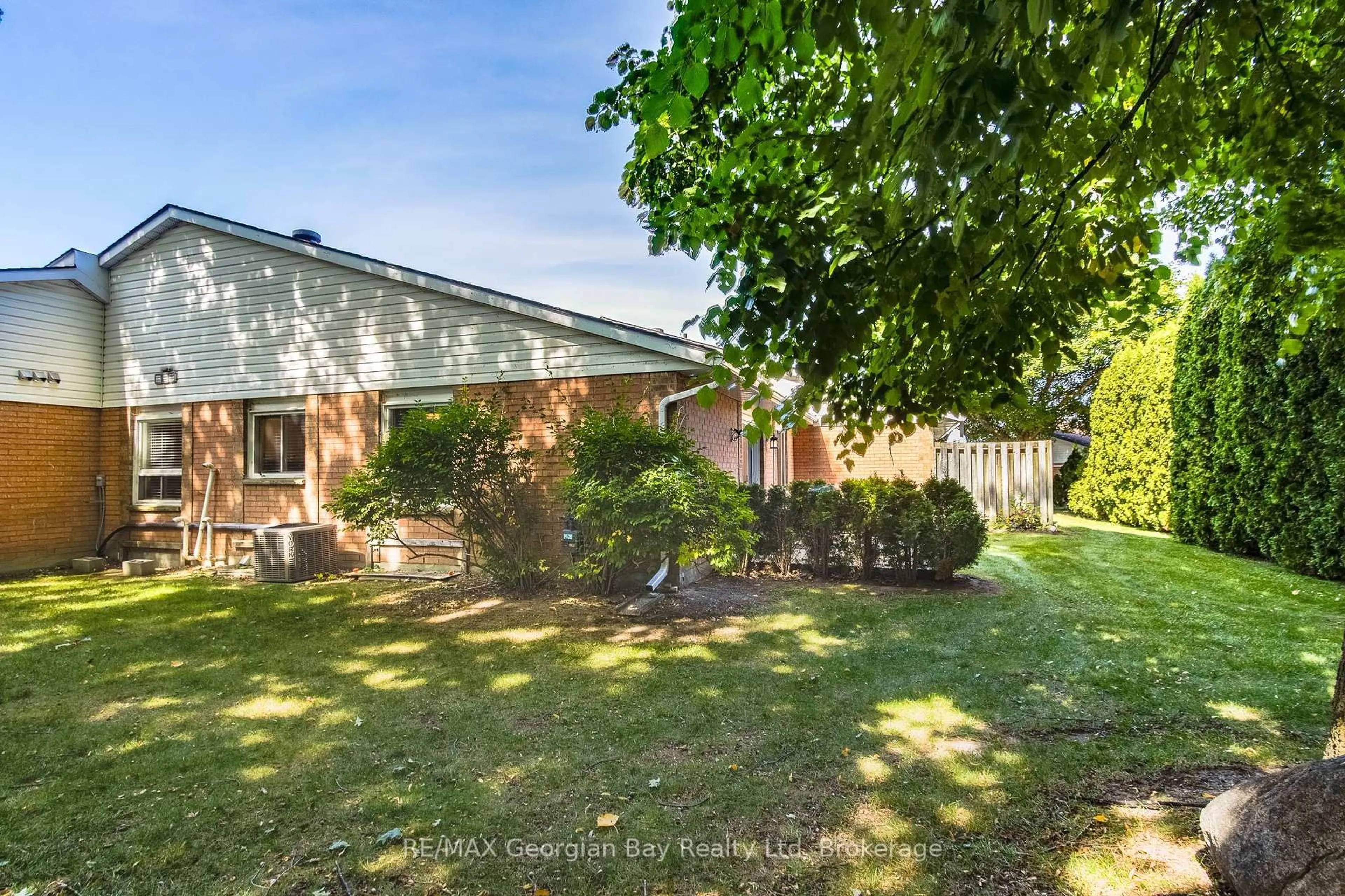 A pic from outside/outdoor area/front of a property/back of a property/a pic from drone, unknown for 696 King St #48, Midland Ontario L4R 5B6
