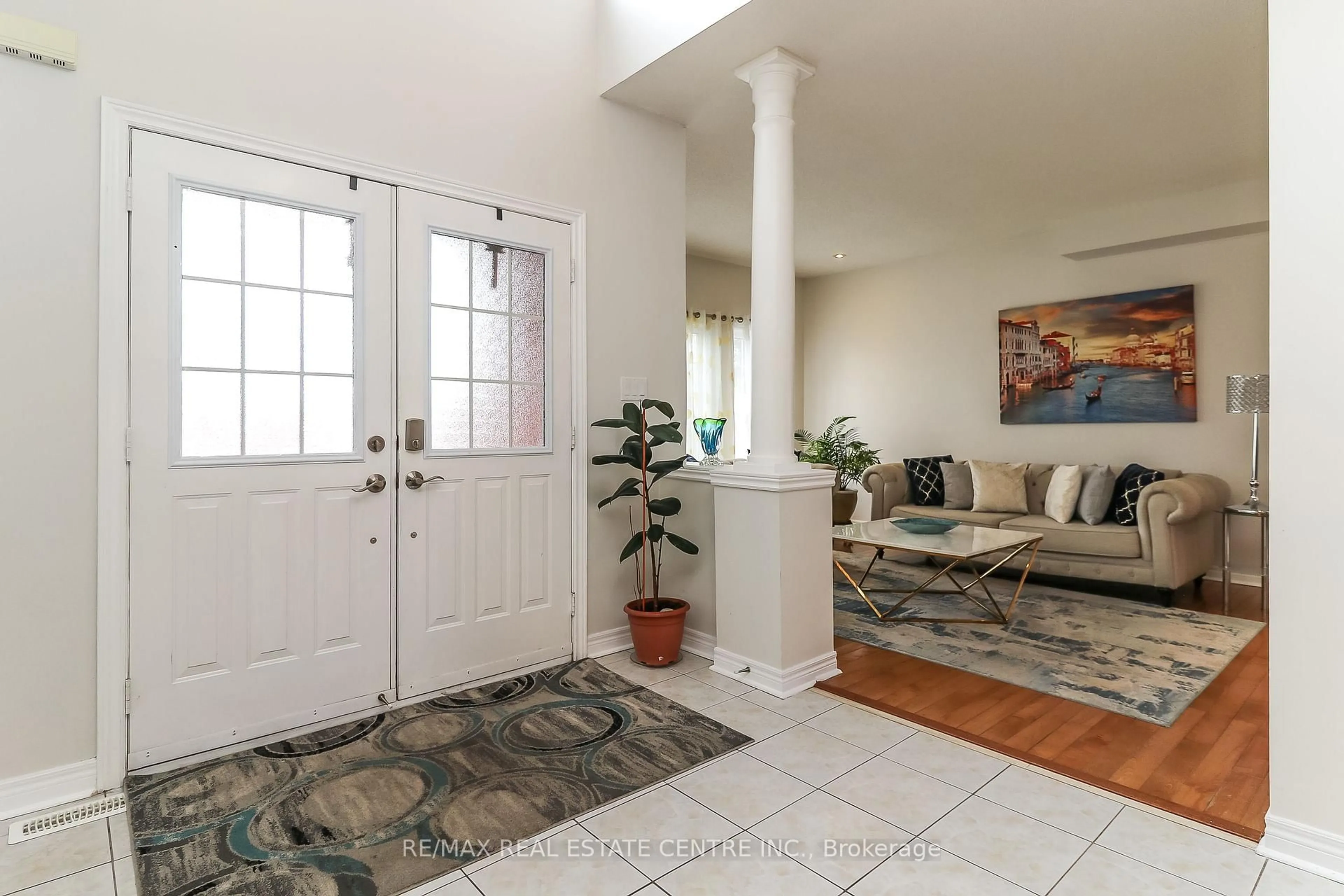 Indoor entryway for 1 Sandringham Dr, Barrie Ontario L4N 0J9