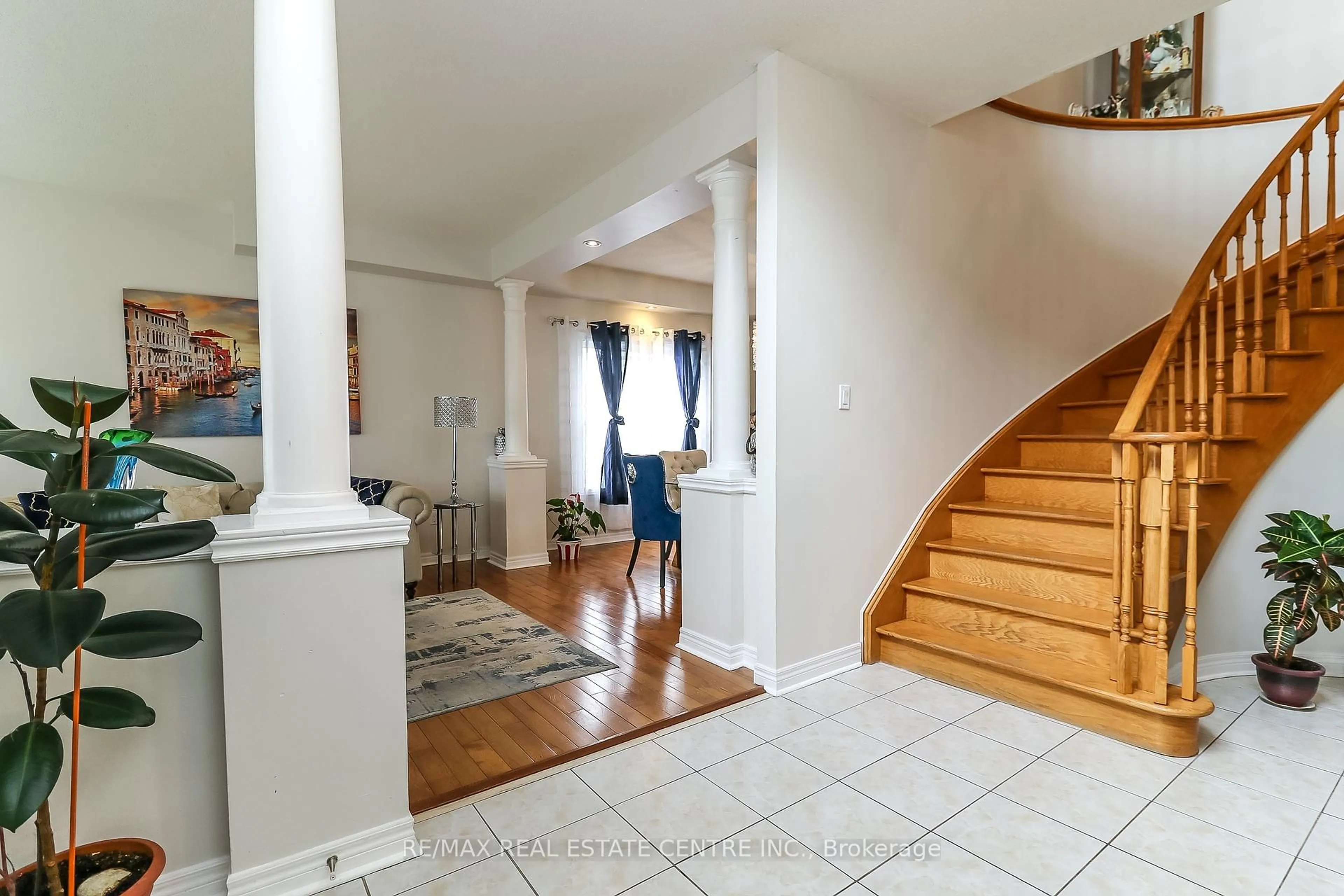Indoor entryway for 1 Sandringham Dr, Barrie Ontario L4N 0J9