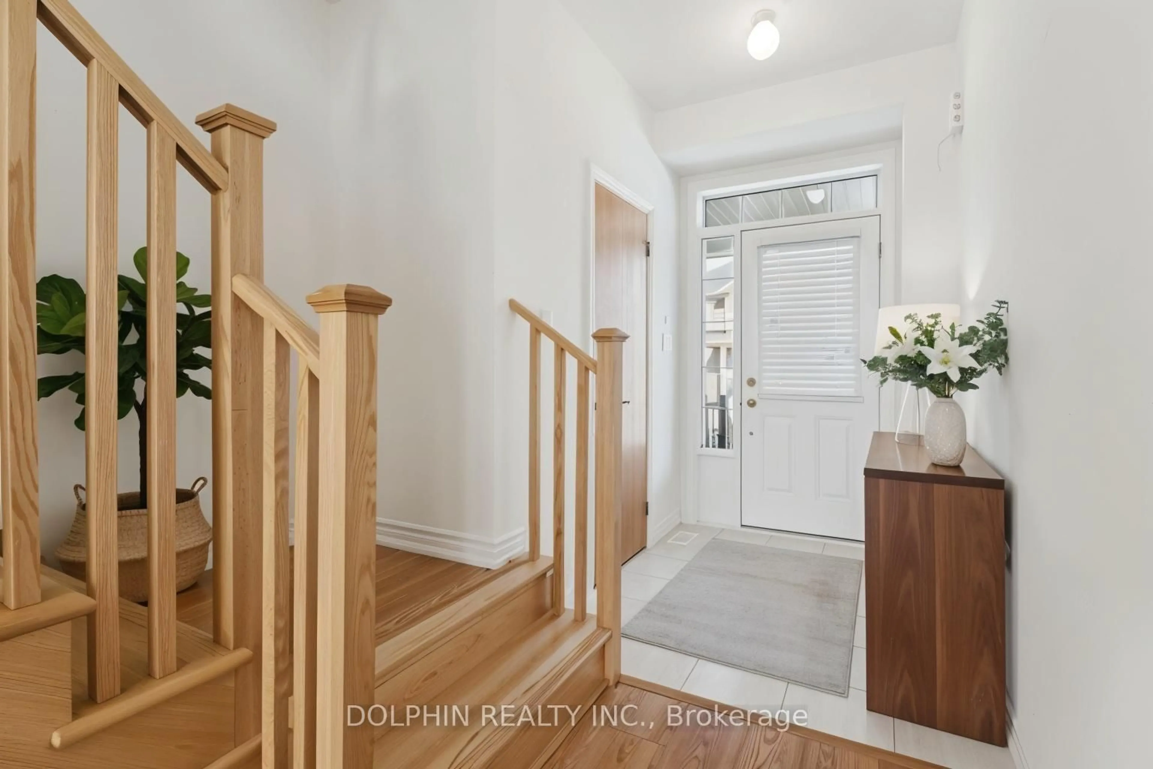 Indoor entryway for 27 Tamworth St, Barrie Ontario L9J 0W5