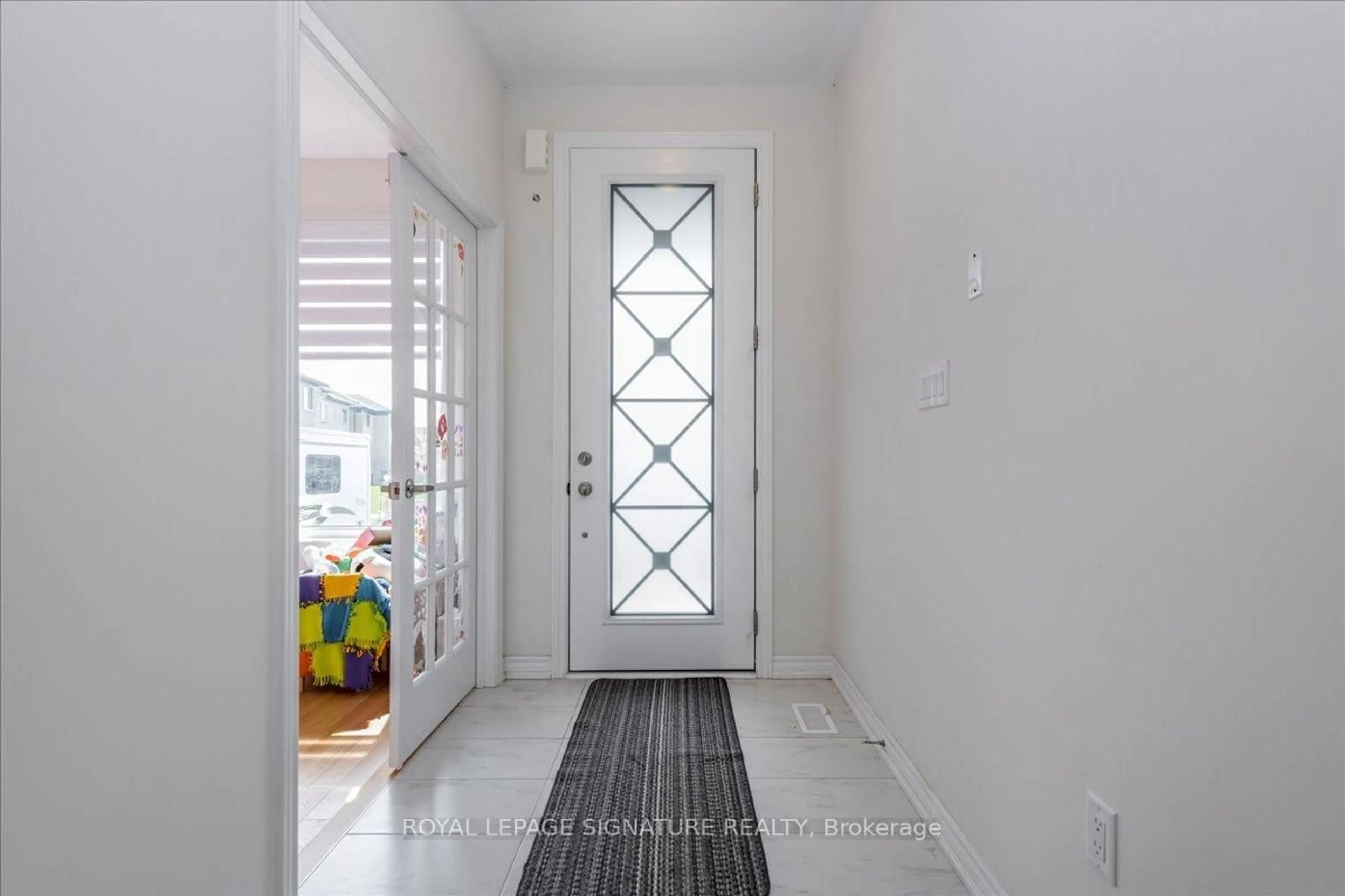 Indoor entryway for 183 Rosanne Circ, Wasaga Beach Ontario L9Z 1J7