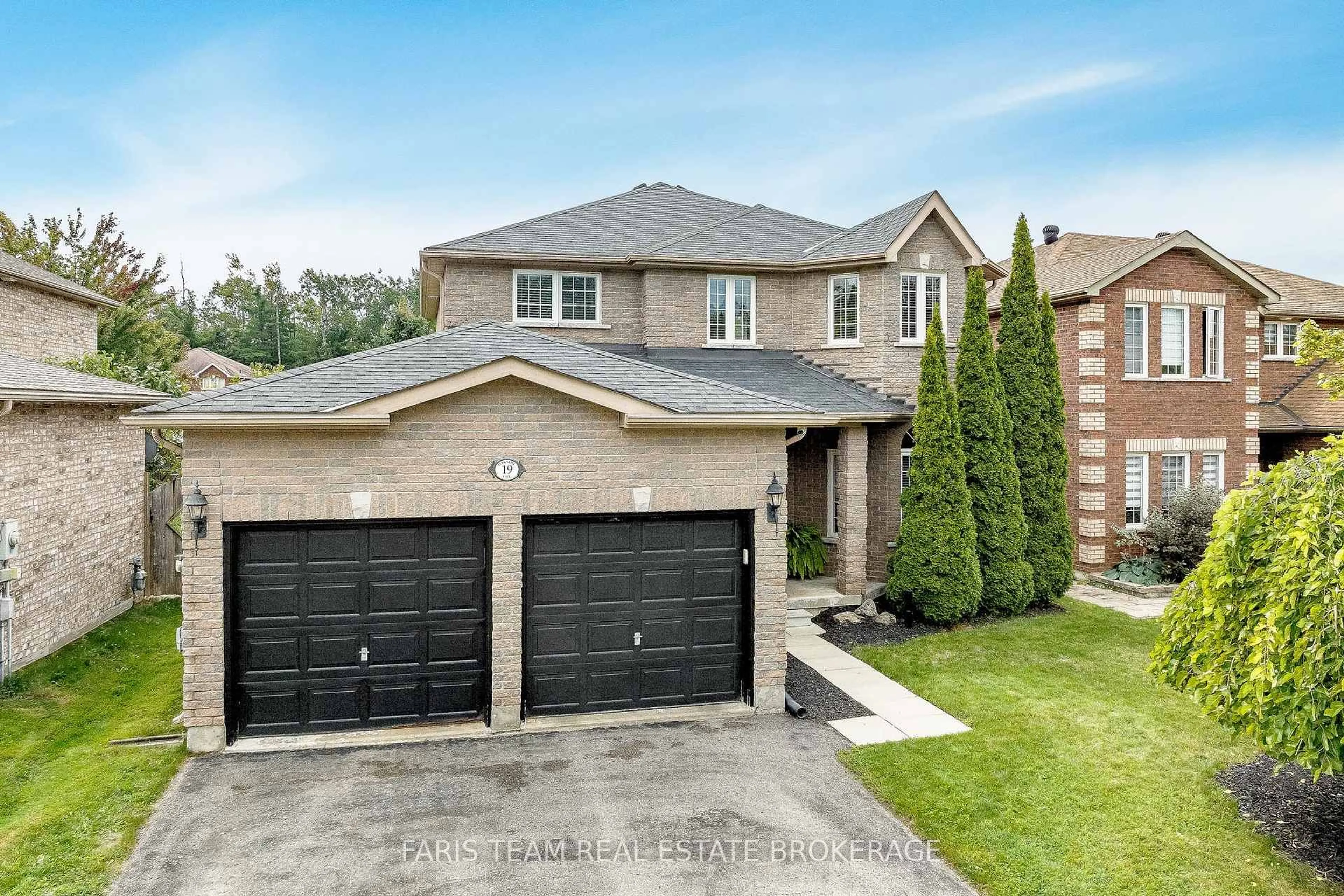 Home with brick exterior material, street for 19 Oakside Crt, Barrie Ontario L4N 5V5