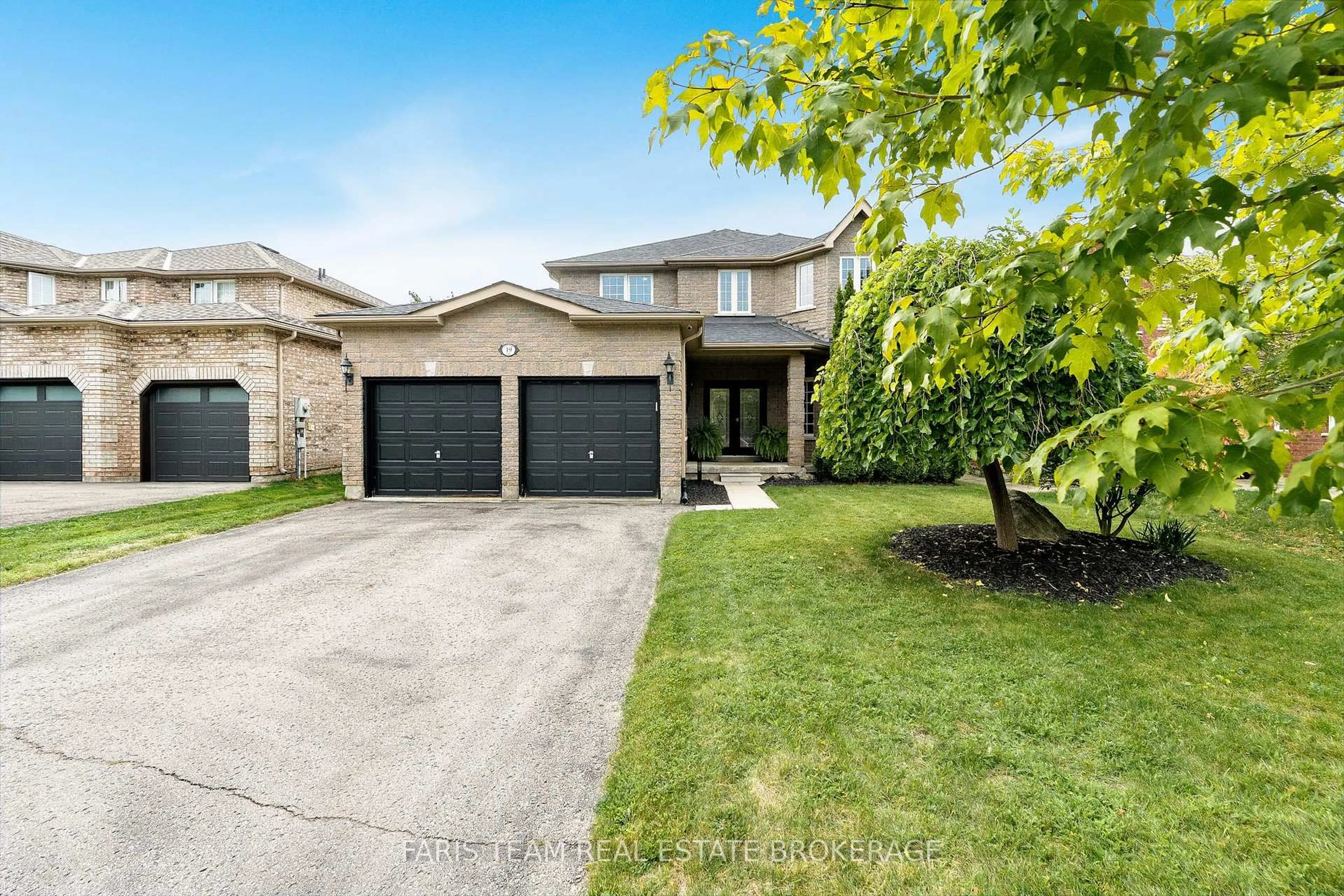 A pic from outside/outdoor area/front of a property/back of a property/a pic from drone, street for 19 Oakside Crt, Barrie Ontario L4N 5V5