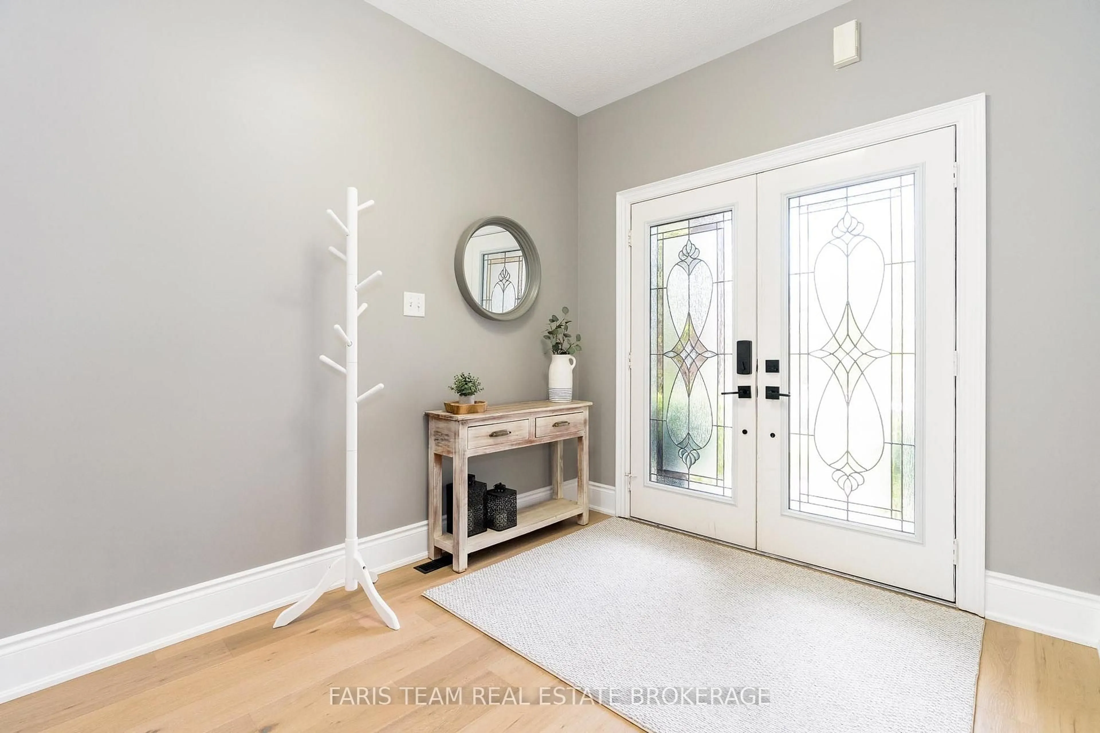 Indoor entryway for 19 Oakside Crt, Barrie Ontario L4N 5V5