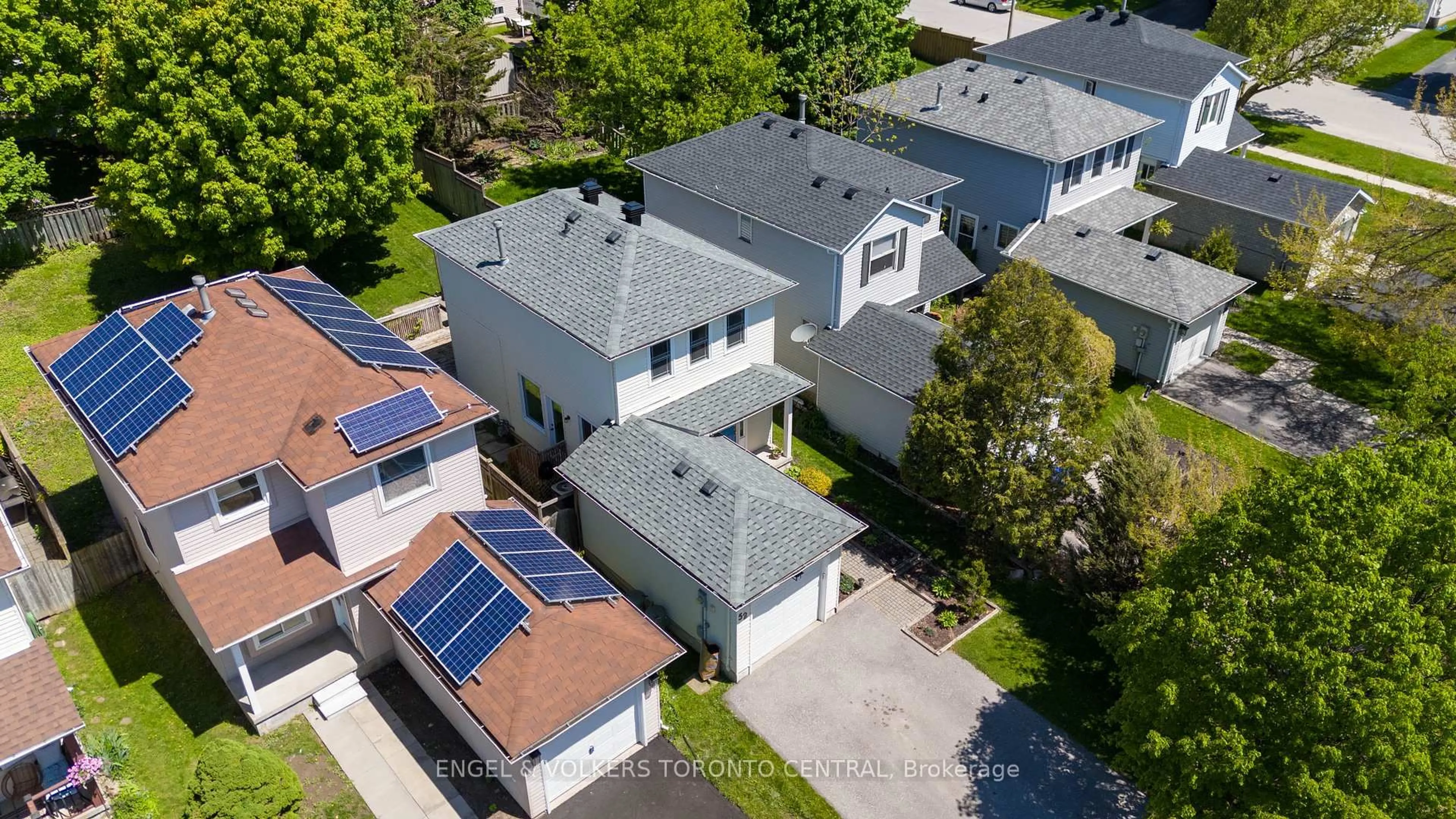 A pic from outside/outdoor area/front of a property/back of a property/a pic from drone, street for 52 Patton Rd, Barrie Ontario L4N 6V4