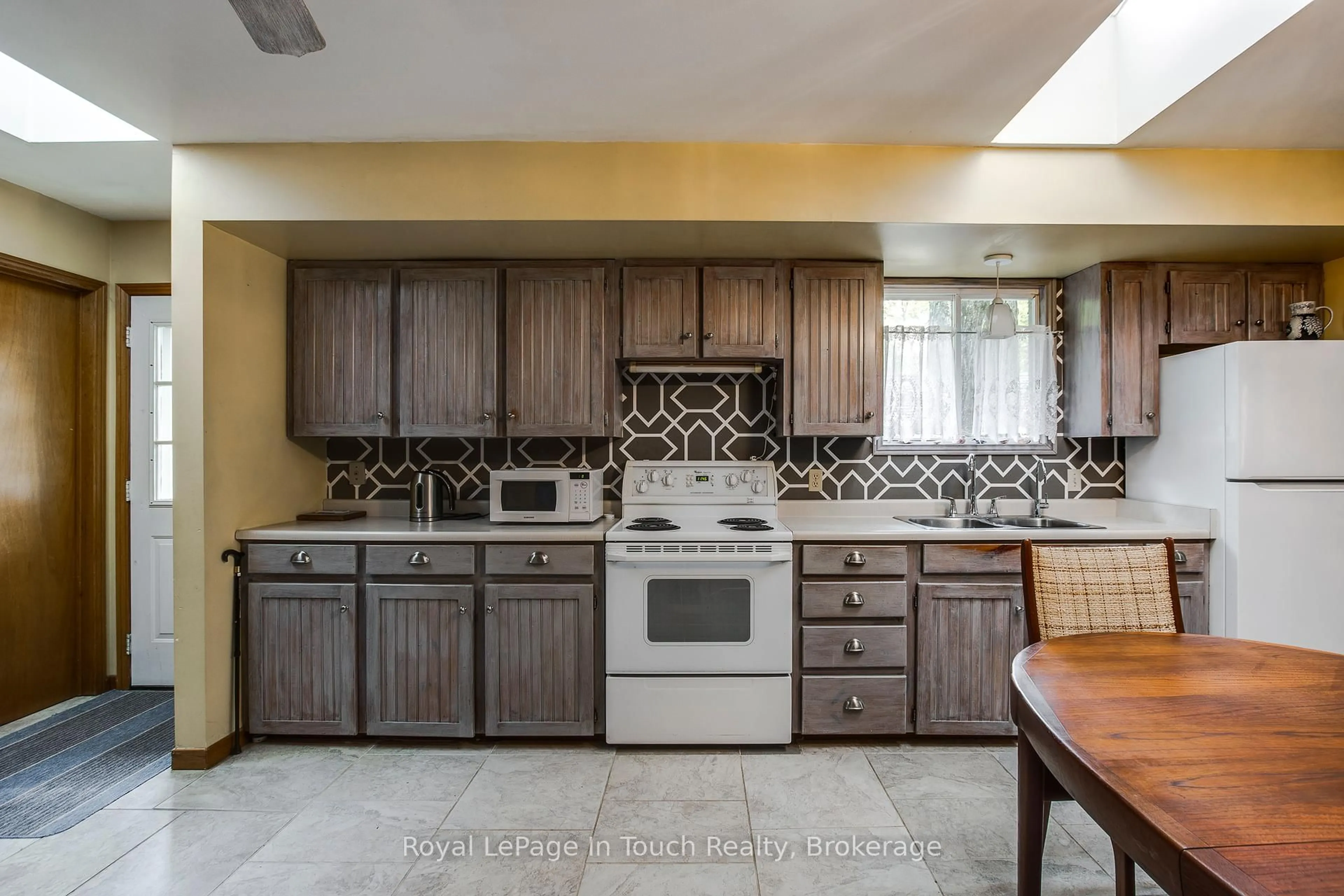 Standard kitchen, ceramic/tile floor for 171 Oliver Dr, Tiny Ontario L0L 2J0