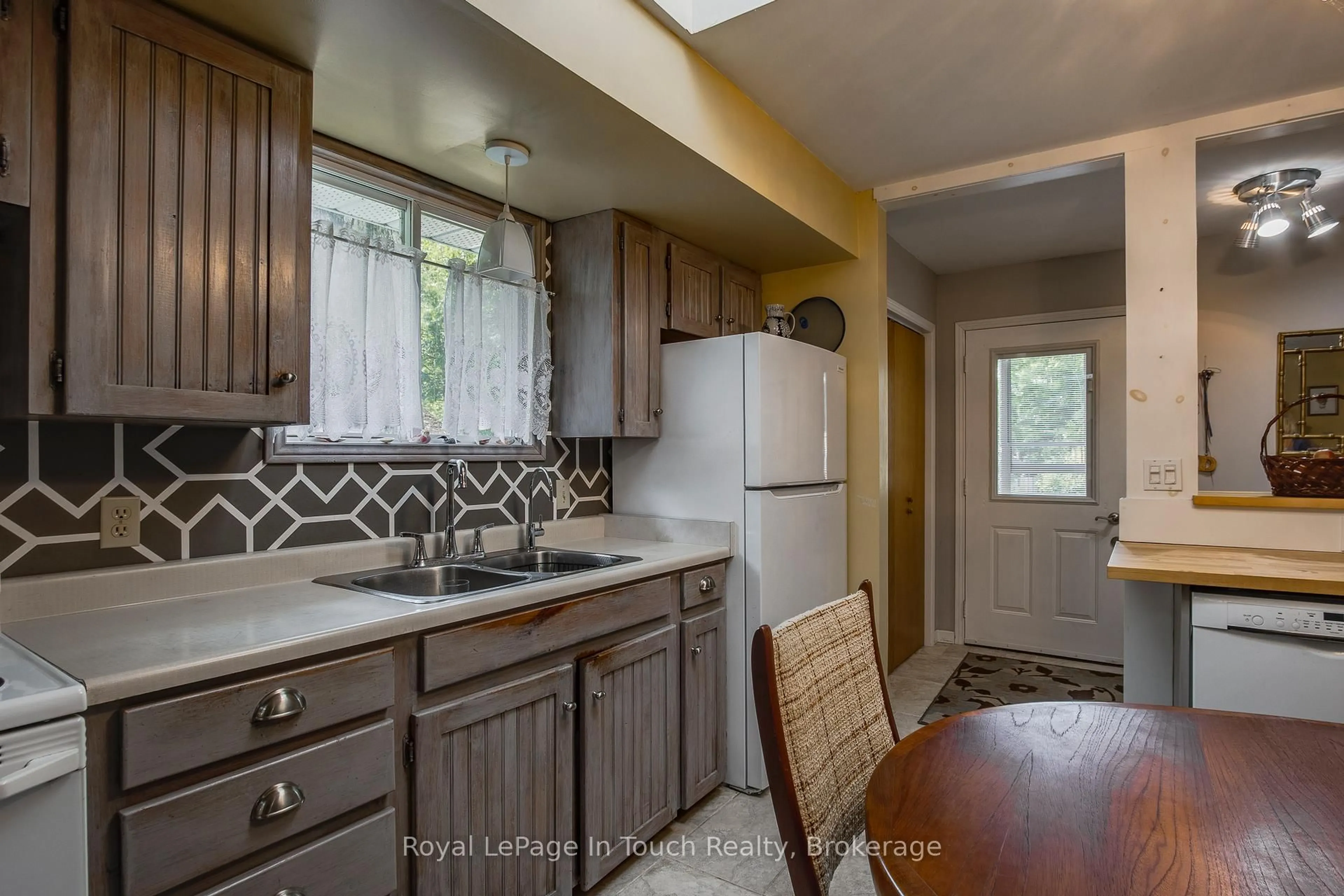 Standard kitchen, ceramic/tile floor for 171 Oliver Dr, Tiny Ontario L0L 2J0