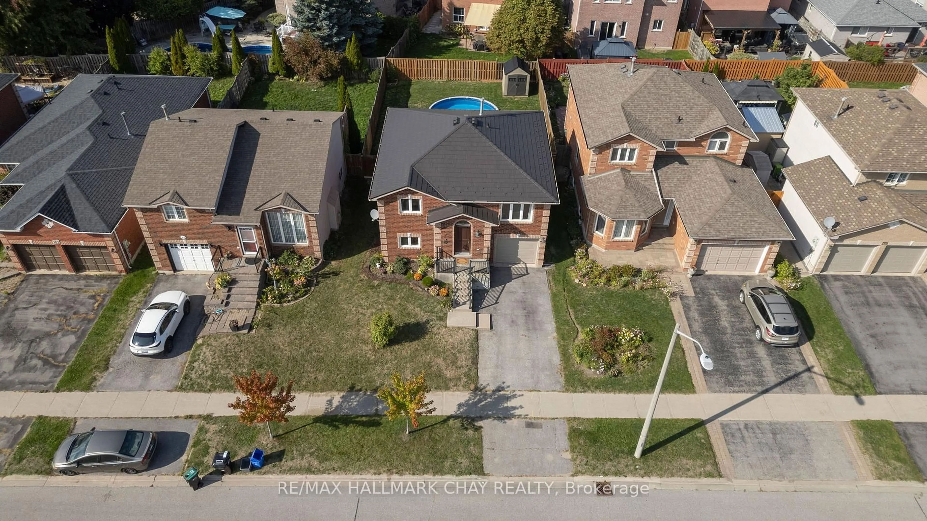 A pic from outside/outdoor area/front of a property/back of a property/a pic from drone, street for 166 Country Lane, Barrie Ontario L4N 0T9