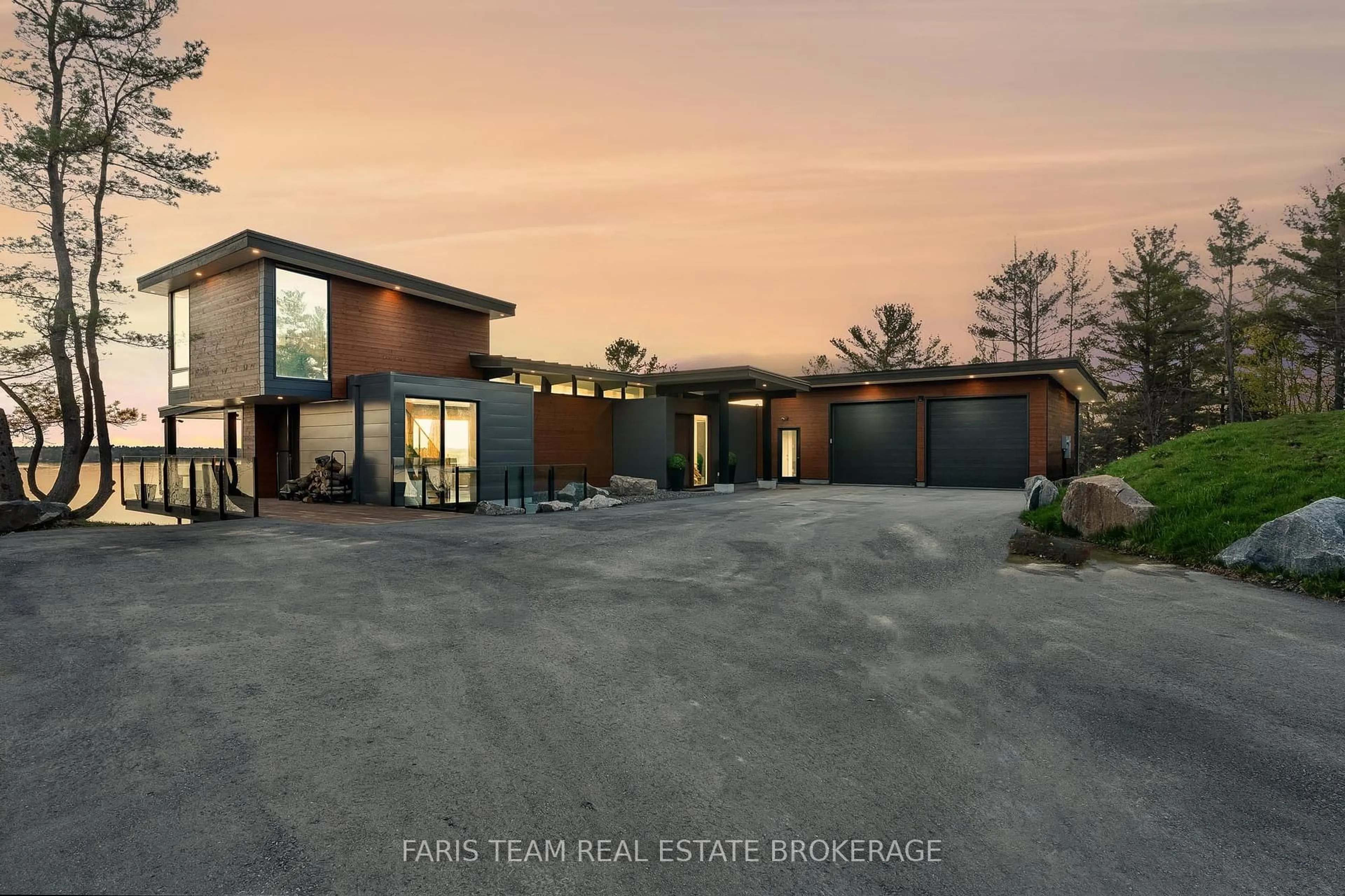 A pic from outside/outdoor area/front of a property/back of a property/a pic from drone, street for 3886 East Shore Rd, Severn Ontario L0K 1E0