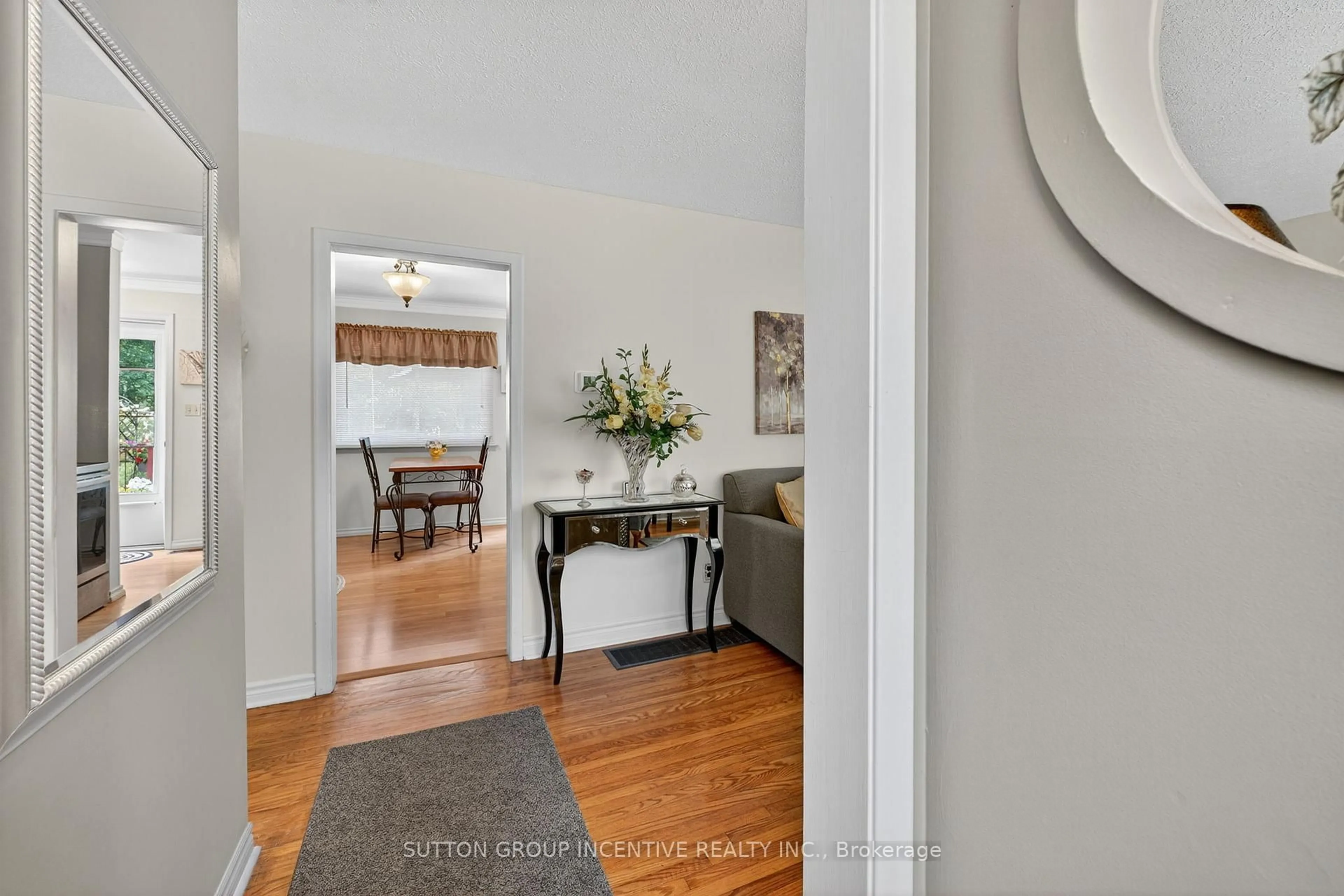 Indoor entryway for 218 Crawford St, Barrie Ontario L4N 3W6