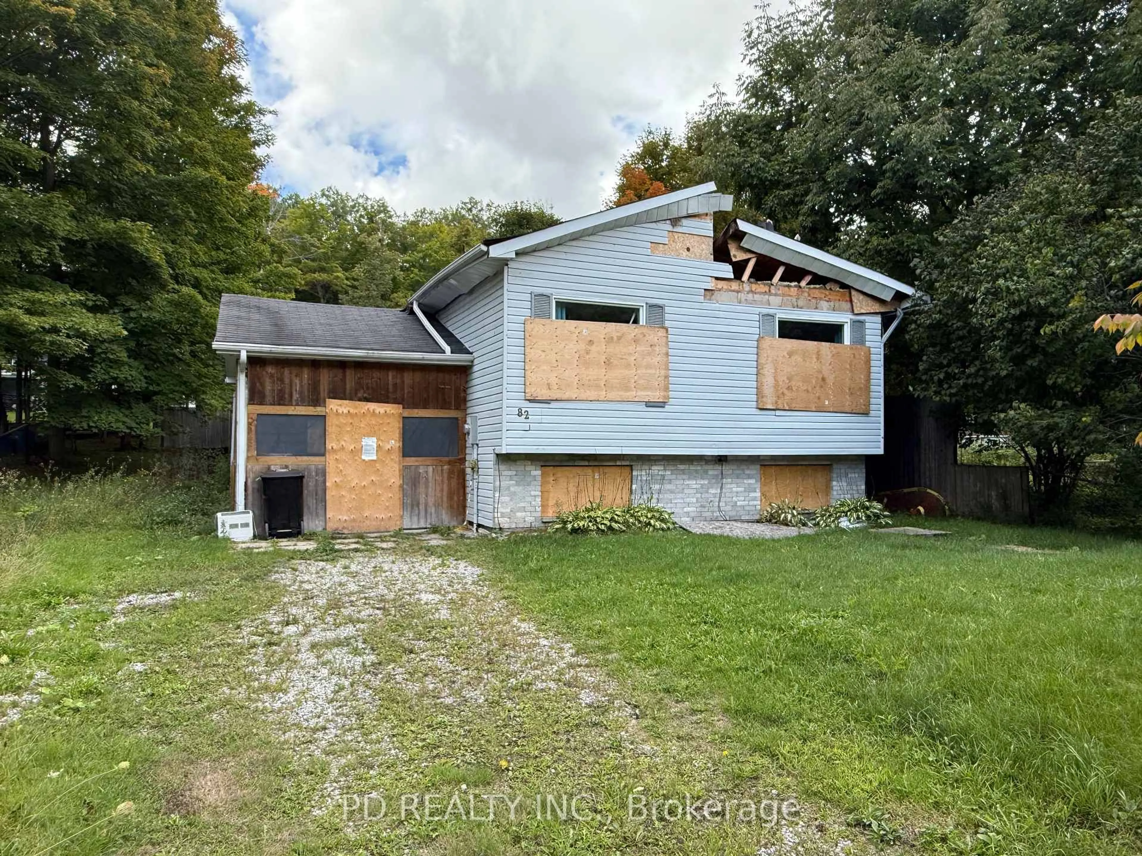 A pic from outside/outdoor area/front of a property/back of a property/a pic from drone, building for 82 McArthur Dr, Penetanguishene Ontario L9M 1W9