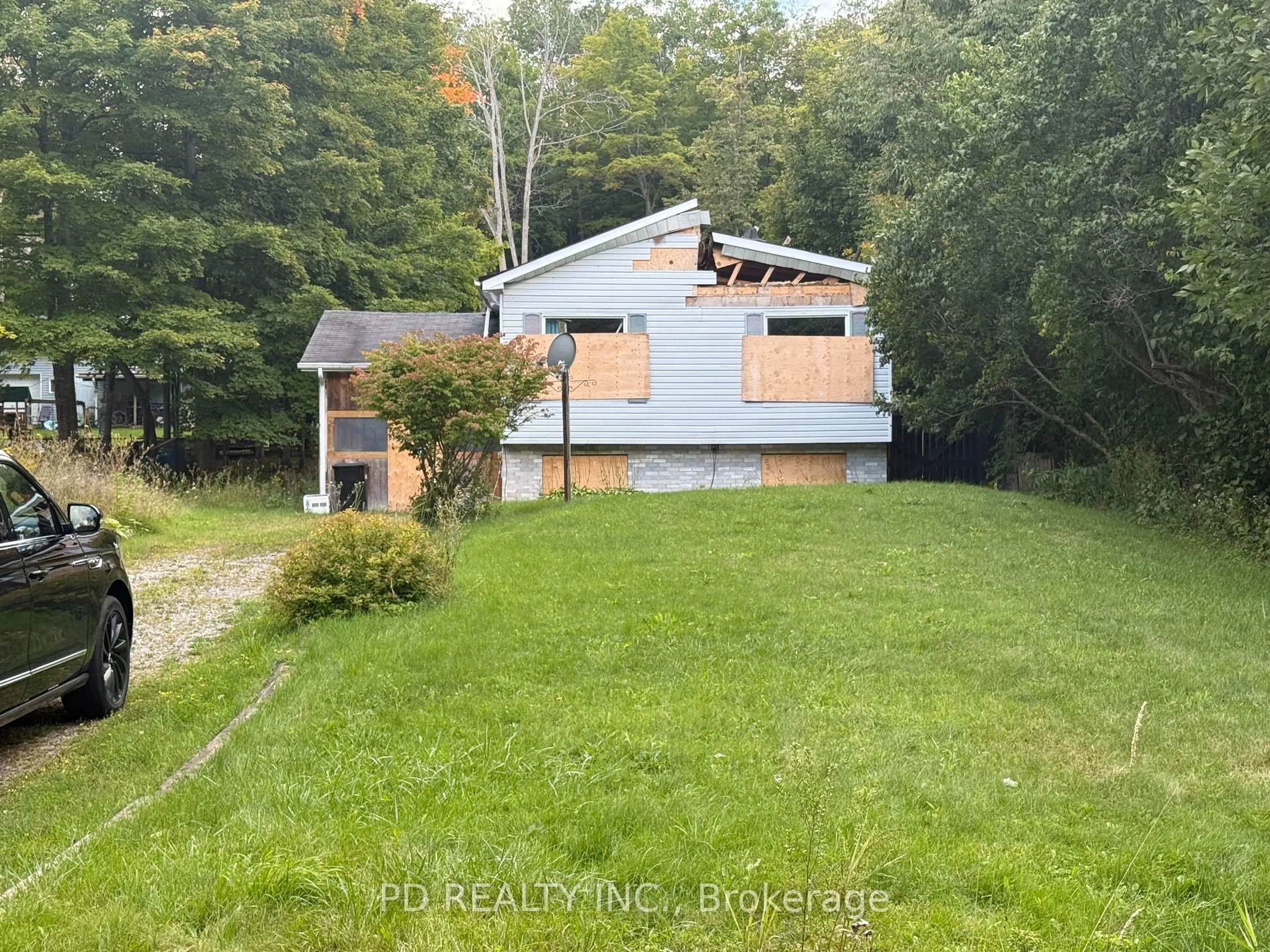 A pic from outside/outdoor area/front of a property/back of a property/a pic from drone, unknown for 82 McArthur Dr, Penetanguishene Ontario L9M 1W9