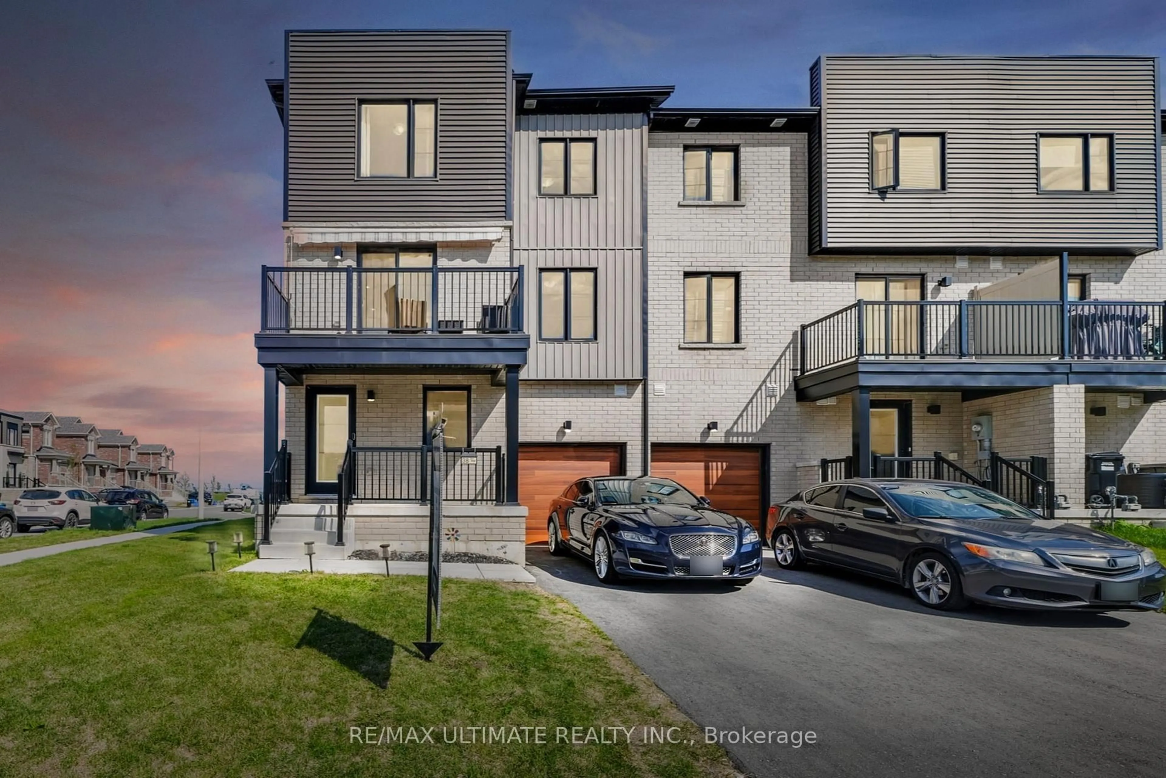 A pic from outside/outdoor area/front of a property/back of a property/a pic from drone, street for 38 Silo Mews, Barrie Ontario L9J 0V3