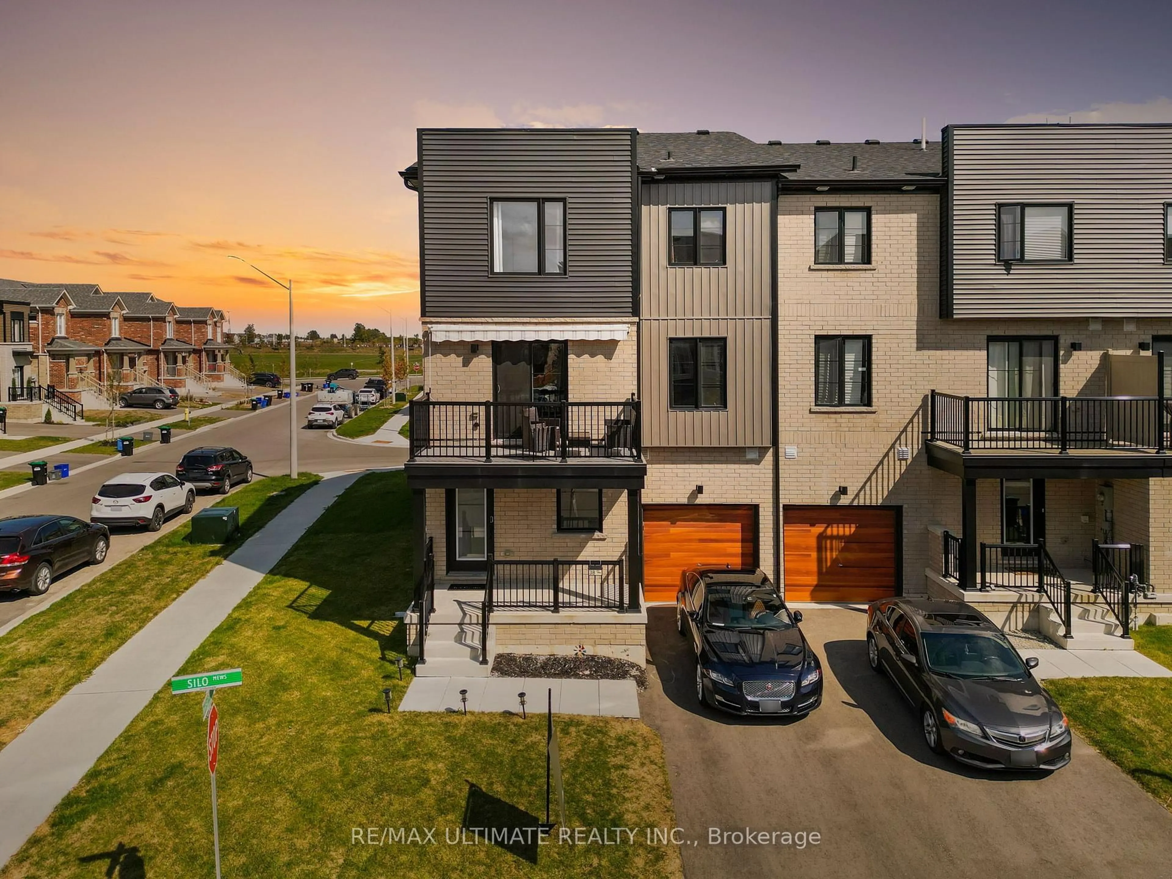 A pic from outside/outdoor area/front of a property/back of a property/a pic from drone, street for 38 Silo Mews, Barrie Ontario L9J 0V3