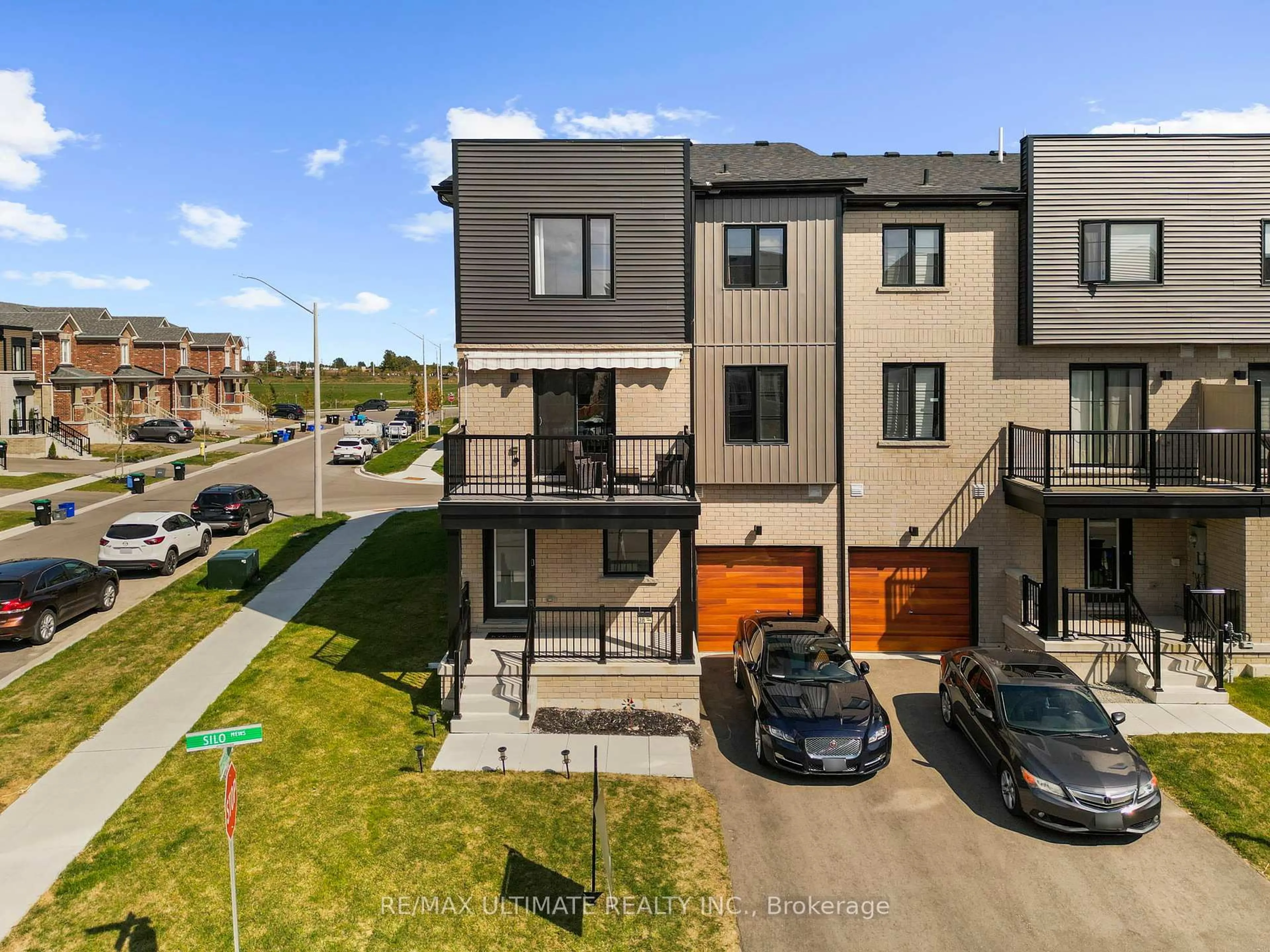 A pic from outside/outdoor area/front of a property/back of a property/a pic from drone, street for 38 Silo Mews, Barrie Ontario L9J 0V3