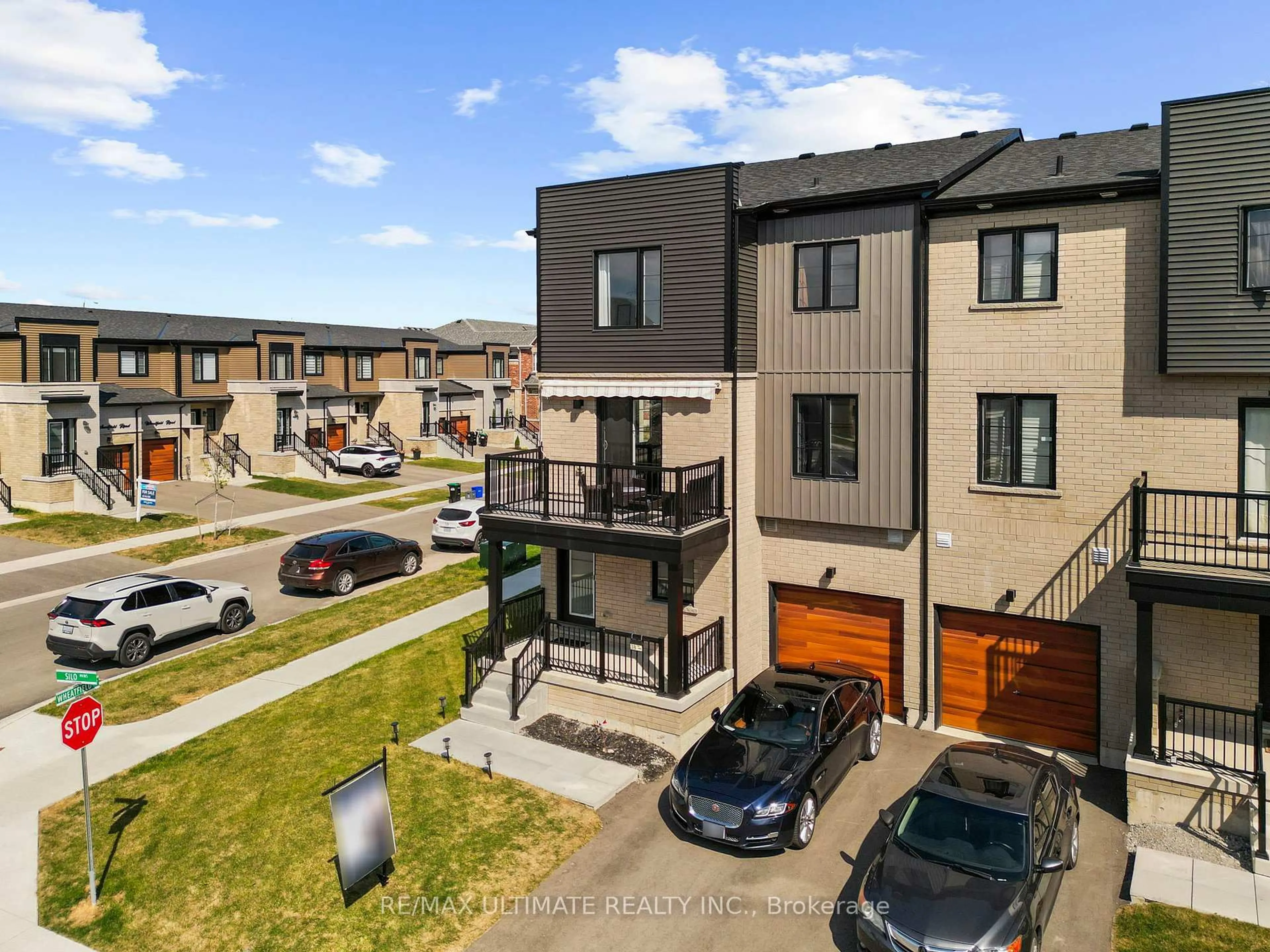 A pic from outside/outdoor area/front of a property/back of a property/a pic from drone, street for 38 Silo Mews, Barrie Ontario L9J 0V3