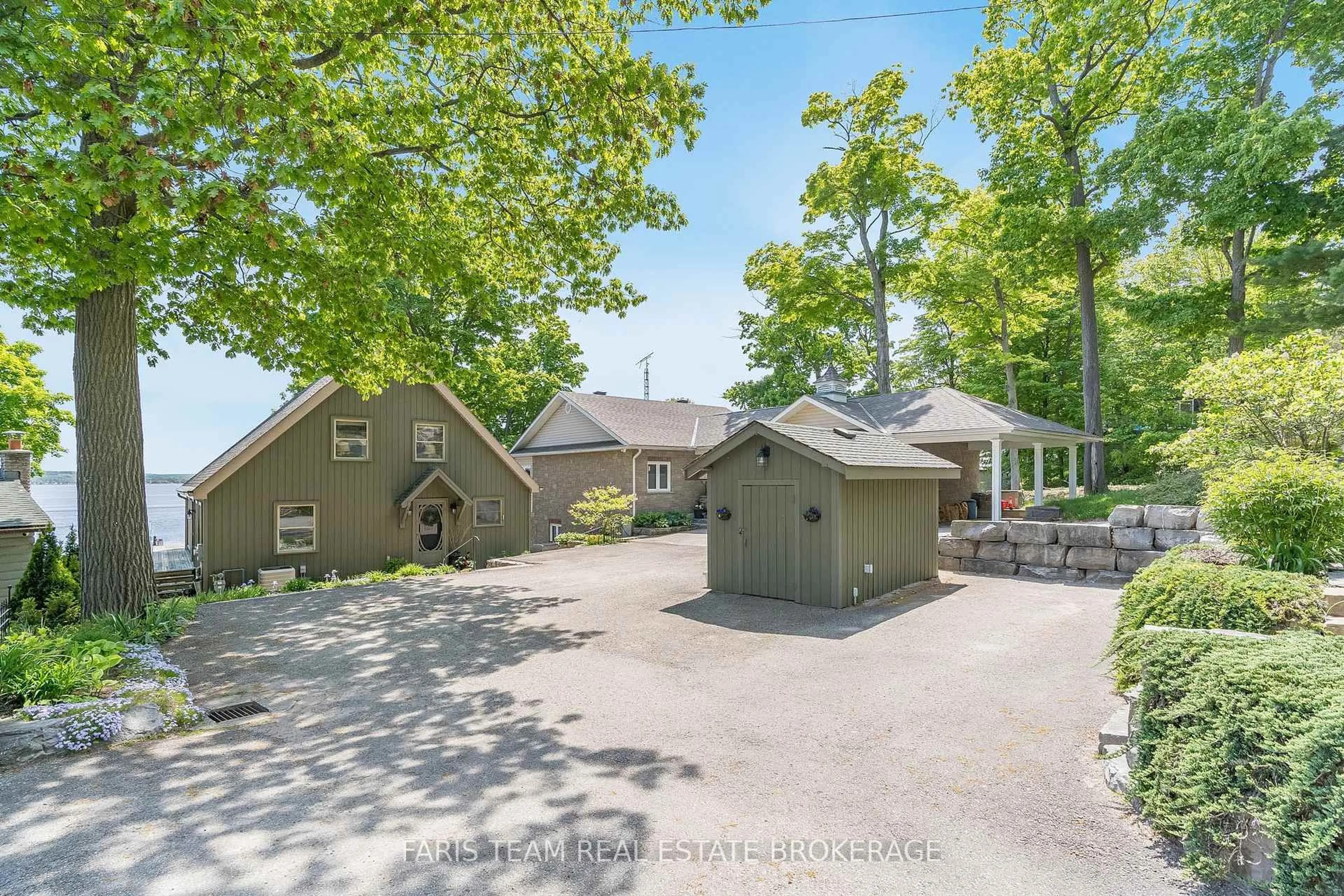 A pic from outside/outdoor area/front of a property/back of a property/a pic from drone, unknown for 431 Mundy's Bay Rd, Midland Ontario L4R 5H1
