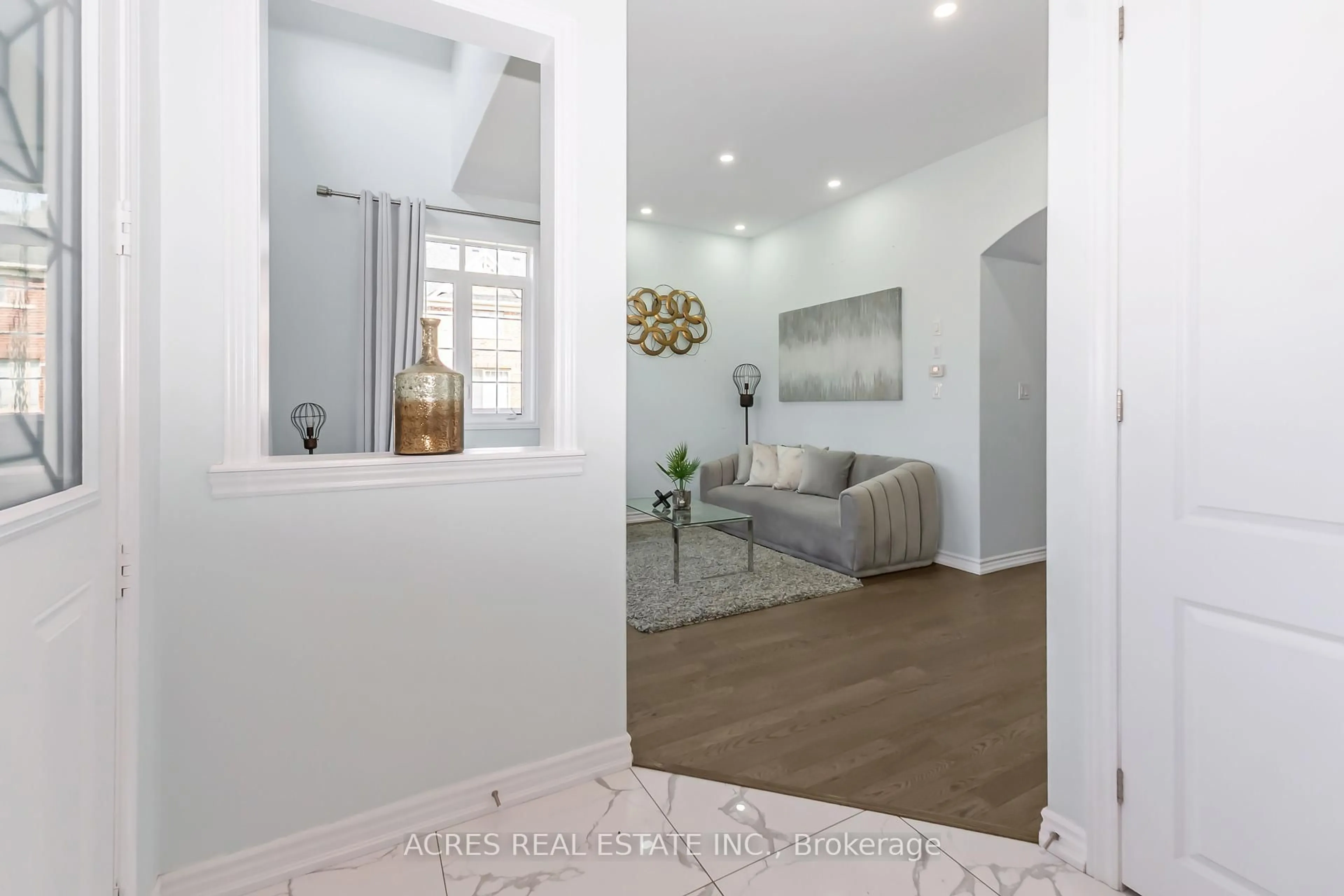 Indoor entryway for 96 Redmond Cres, Springwater Ontario L9X 1Z8