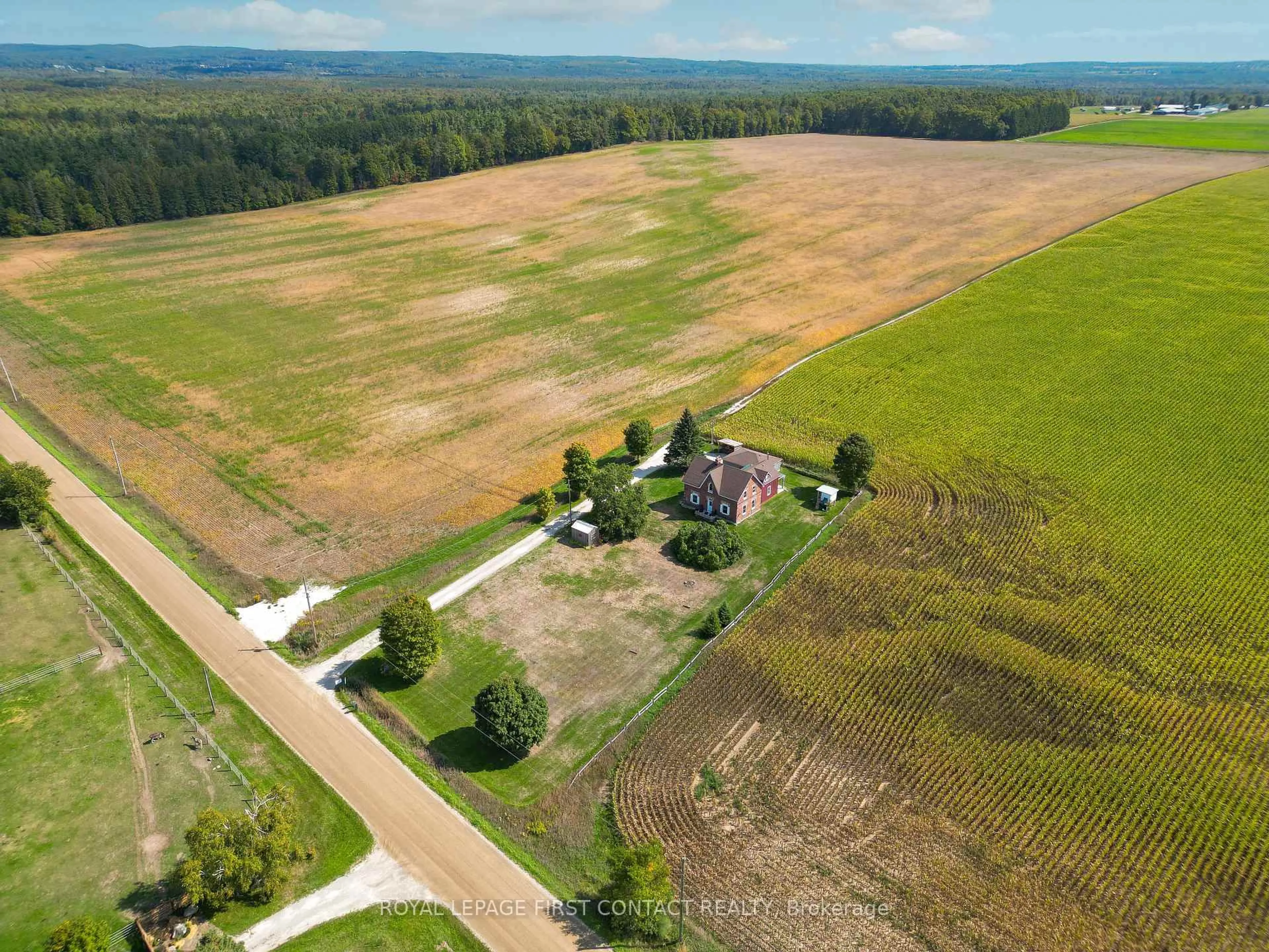 A pic from outside/outdoor area/front of a property/back of a property/a pic from drone, unknown for 1293 Rainbow Valley Rd, Springwater Ontario L0L 2K0