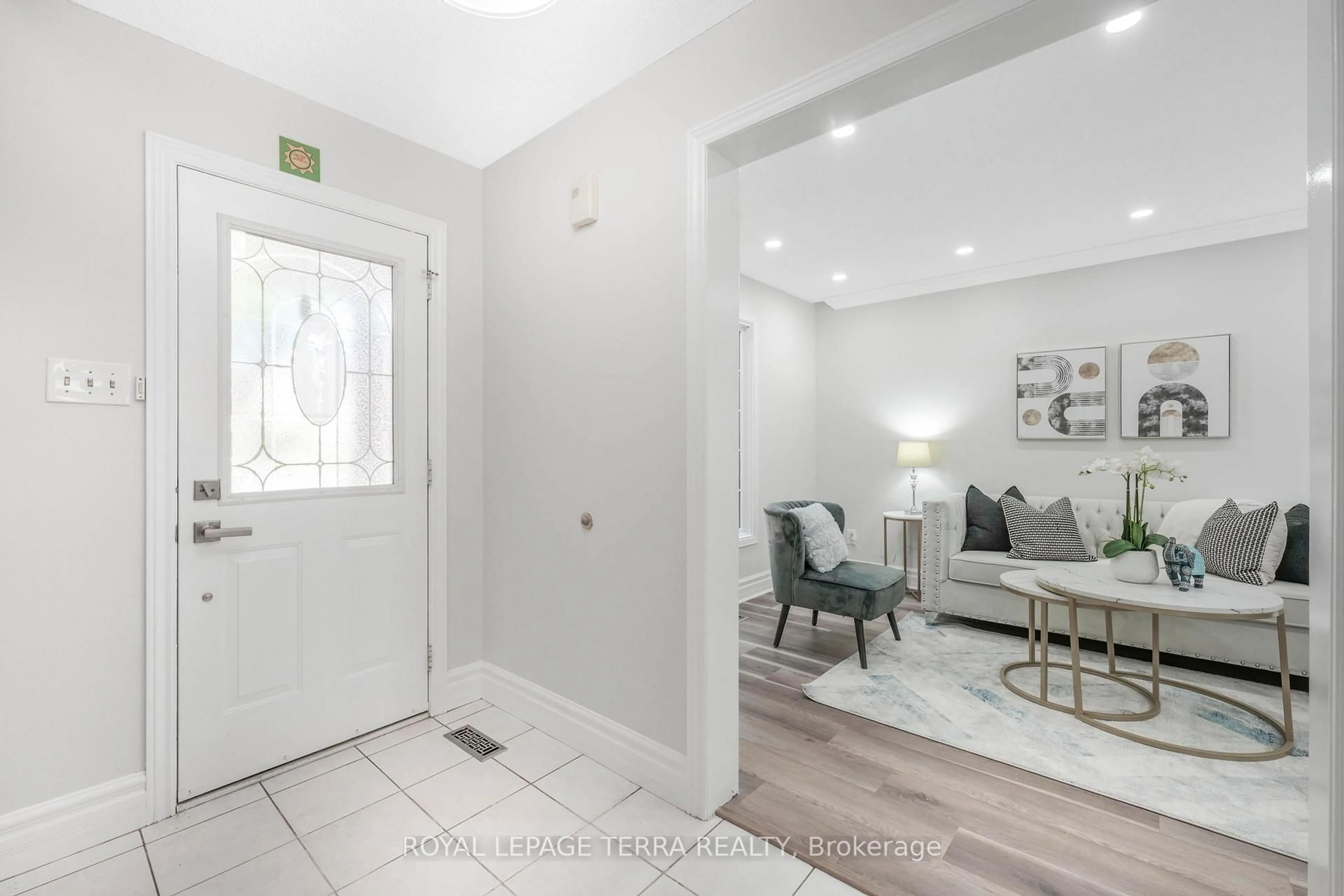Indoor entryway for 67 Livingstone St, Barrie Ontario L4N 7J2