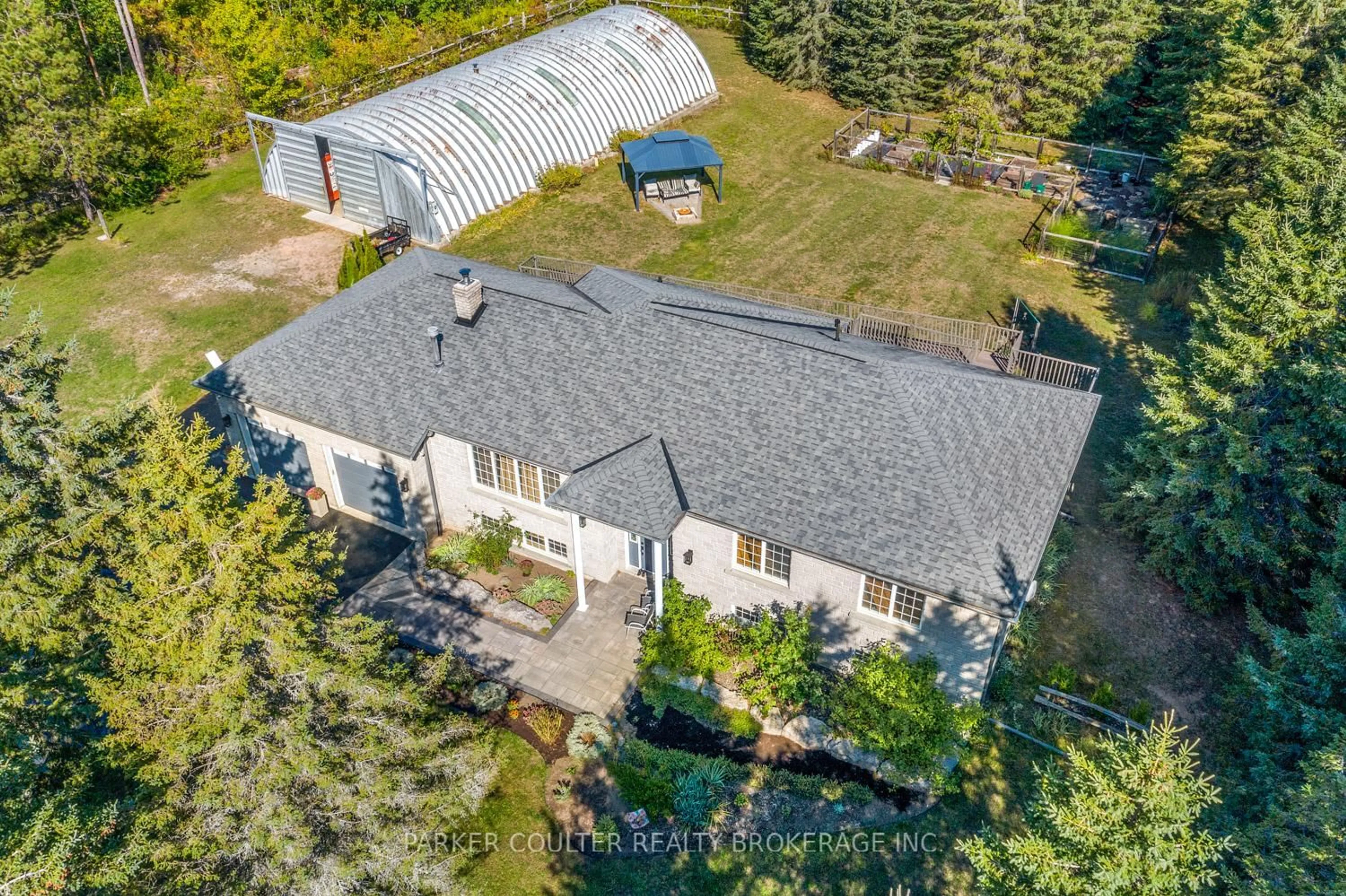 A pic from outside/outdoor area/front of a property/back of a property/a pic from drone, unknown for 5830 Sunnidale/tosorontio Townline, Clearview Ontario L0M 1N0