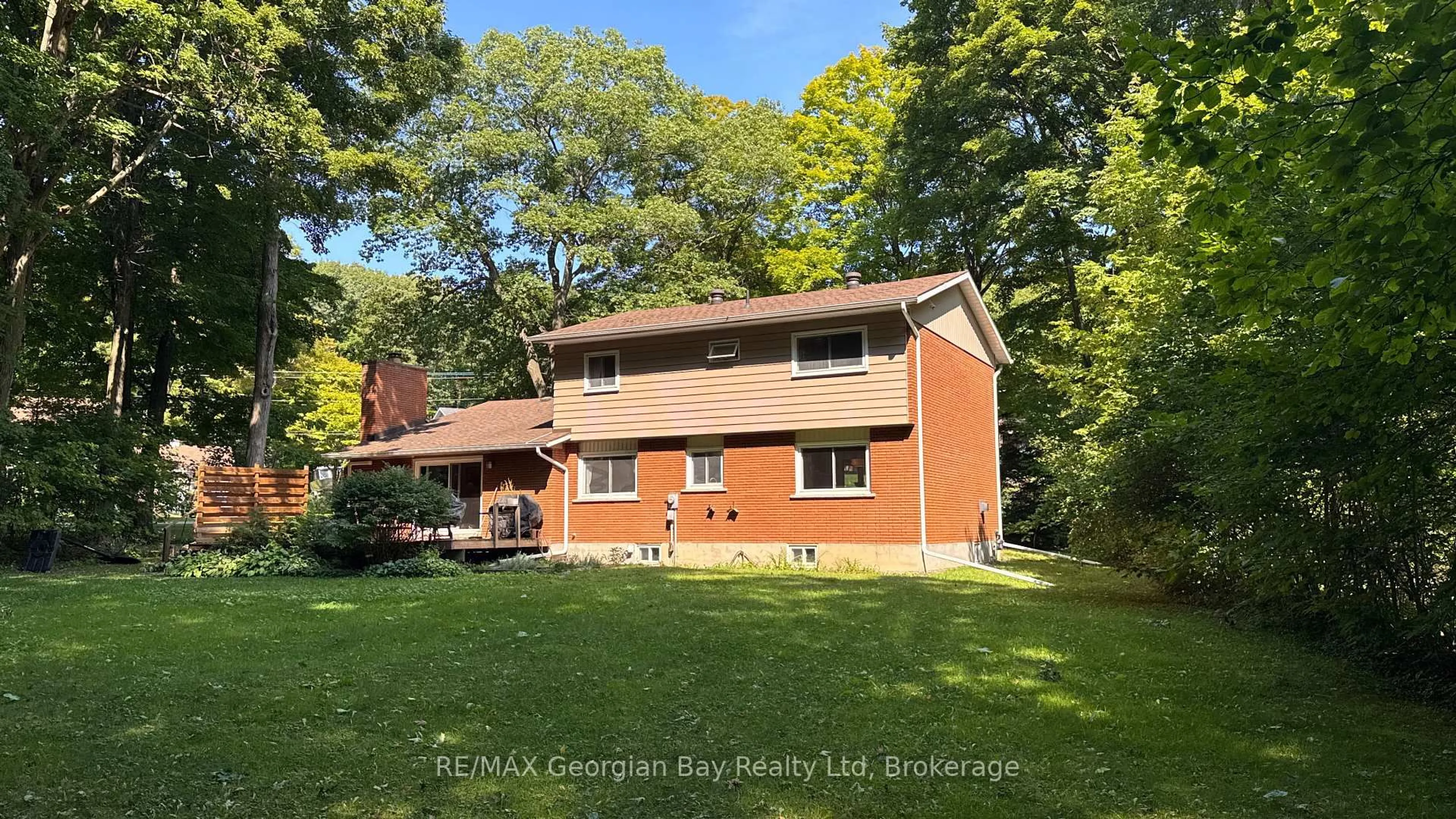 A pic from outside/outdoor area/front of a property/back of a property/a pic from drone, unknown for 849 Midland Point Rd, Midland Ontario L4R 5G1