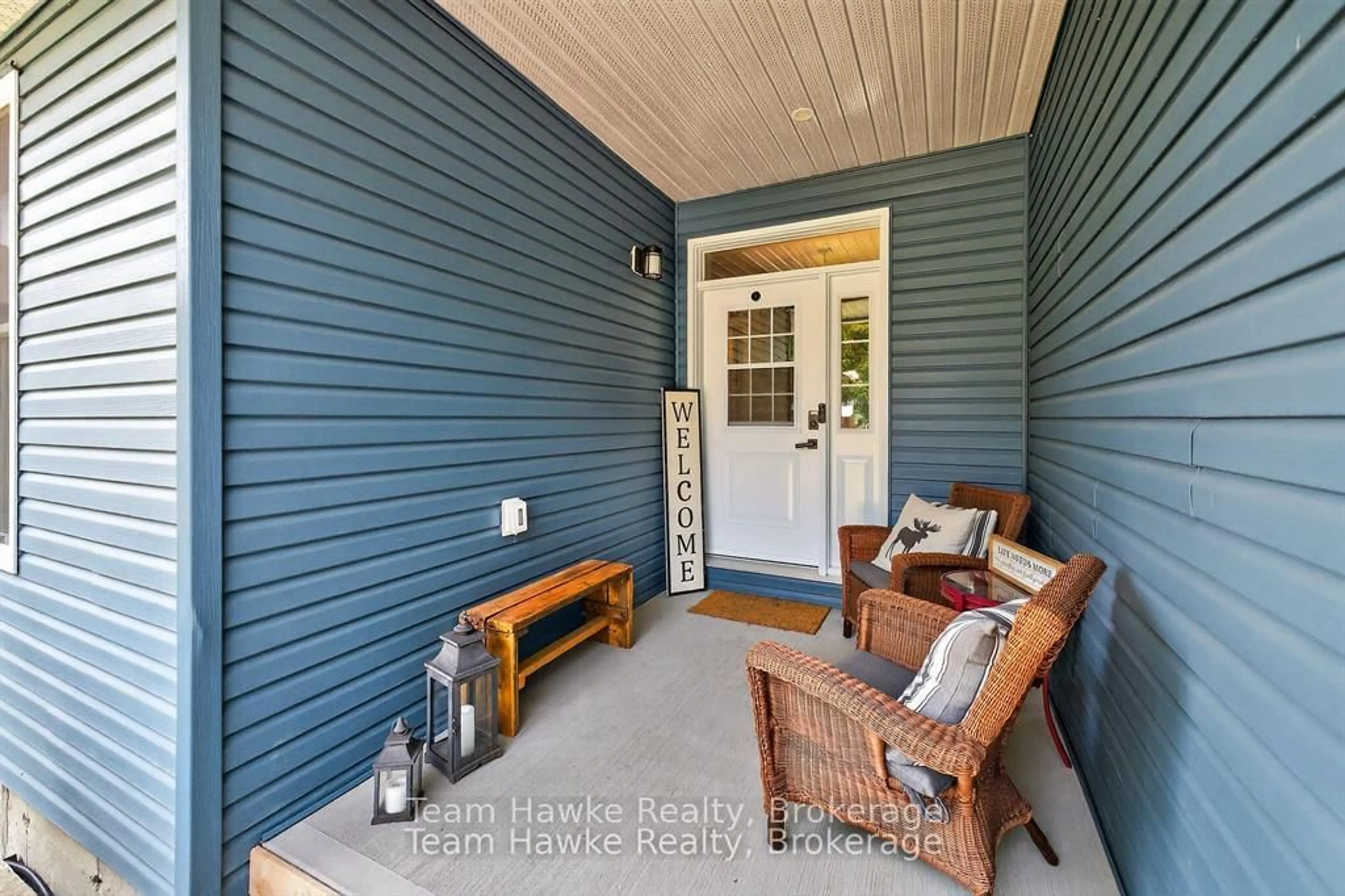 Indoor entryway for 64 Broad St, Penetanguishene Ontario L9M 1G4