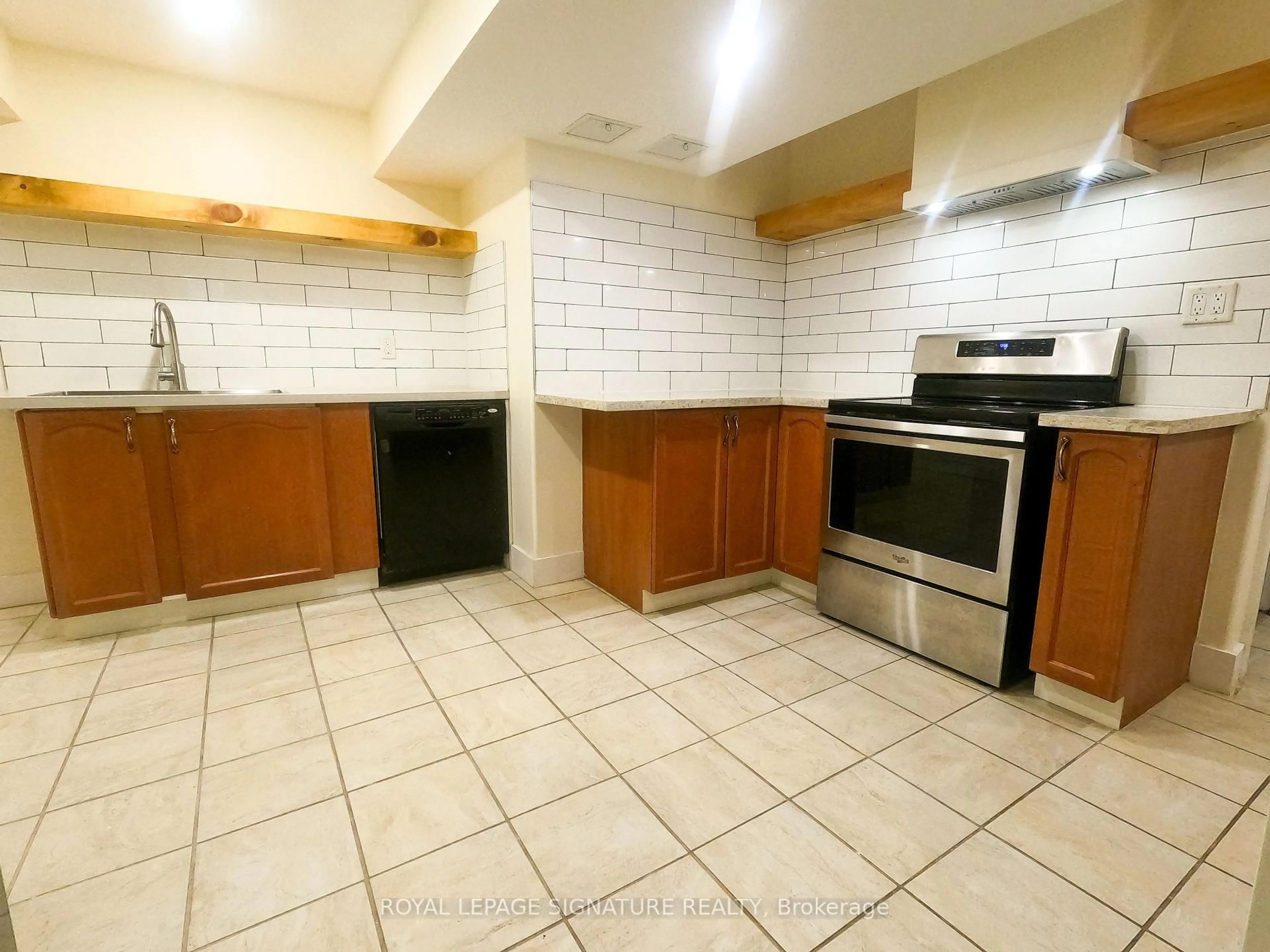 Standard kitchen, ceramic/tile floor for 47 LAKE Cres, Barrie Ontario L4N 6A7