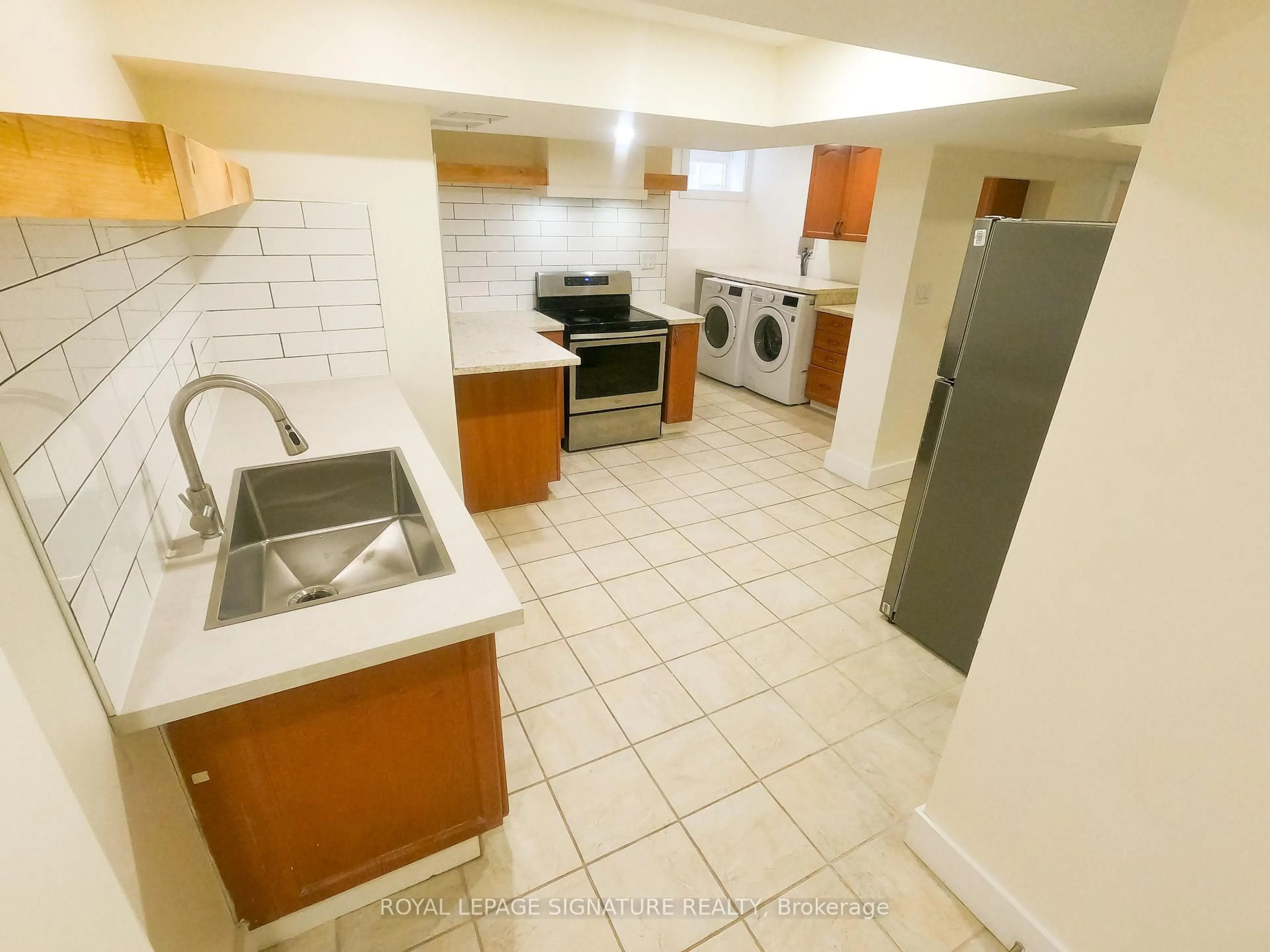Standard kitchen, ceramic/tile floor for 47 LAKE Cres, Barrie Ontario L4N 6A7