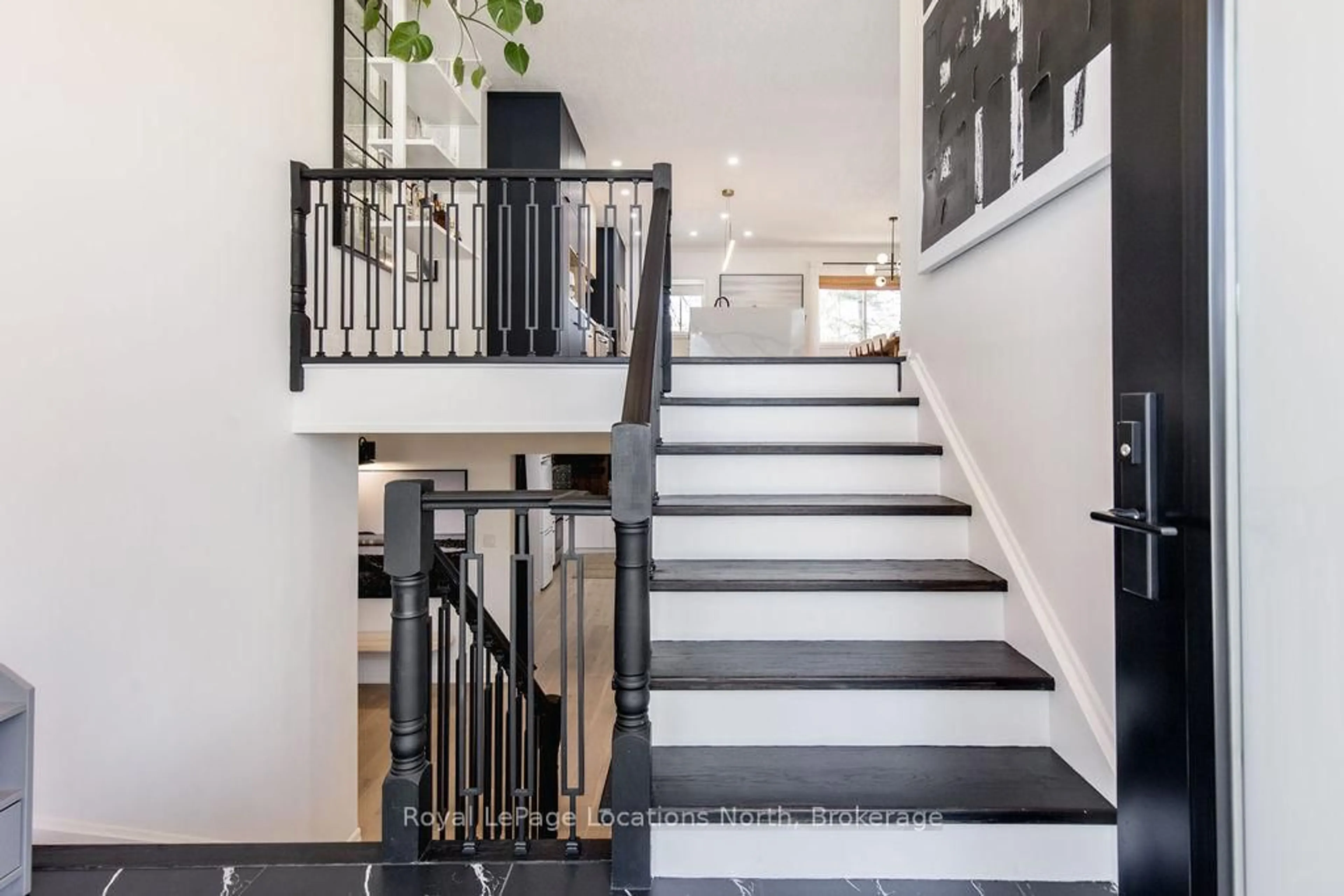 Stairs for 256 OLD MOSLEY St, Wasaga Beach Ontario L9Z 2J2