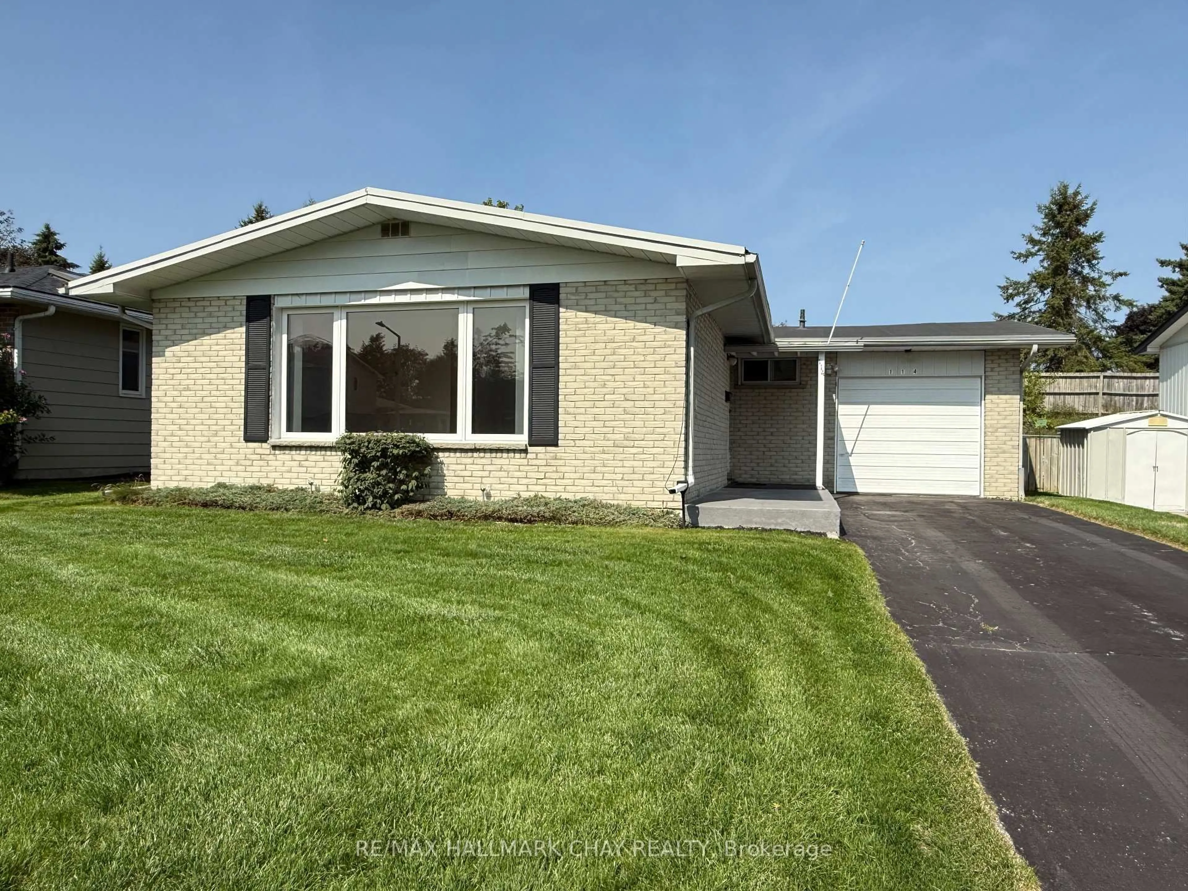 Home with vinyl exterior material, street for 114 Daphne Cres, Barrie Ontario L4M 2Z1