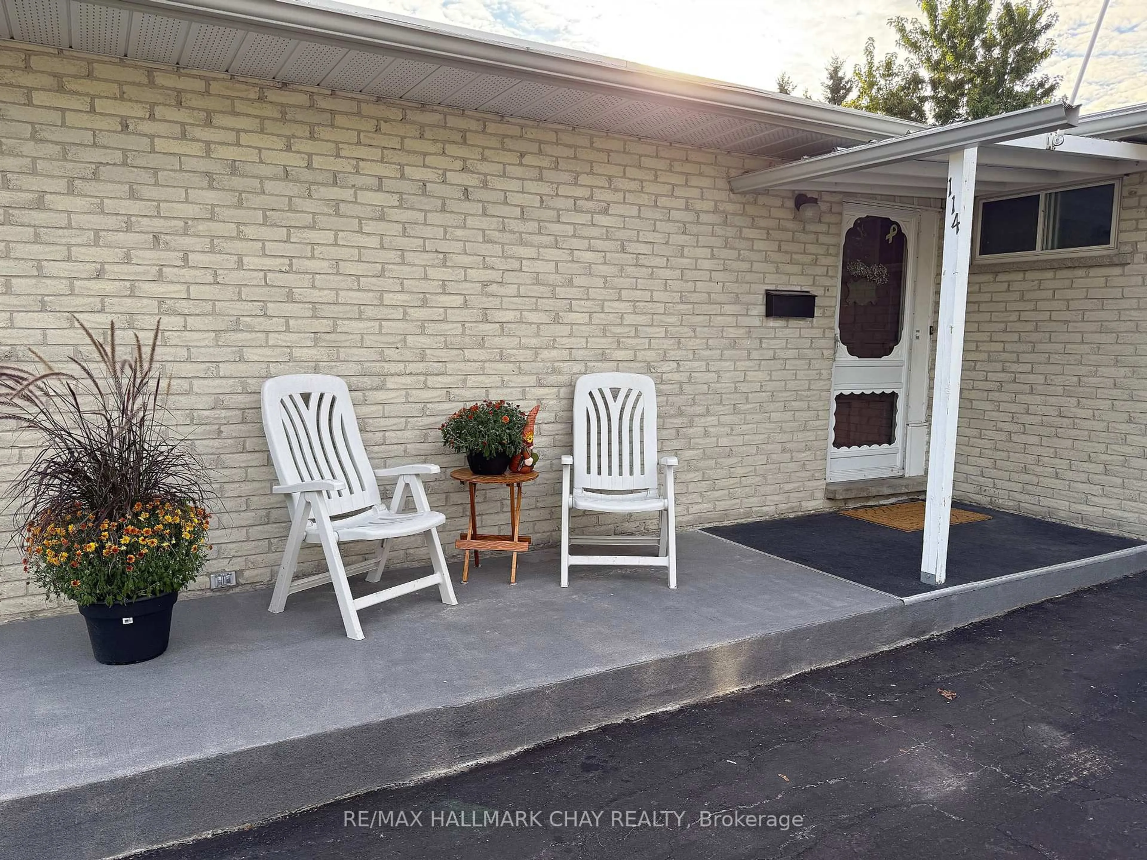 Patio, street for 114 Daphne Cres, Barrie Ontario L4M 2Z1
