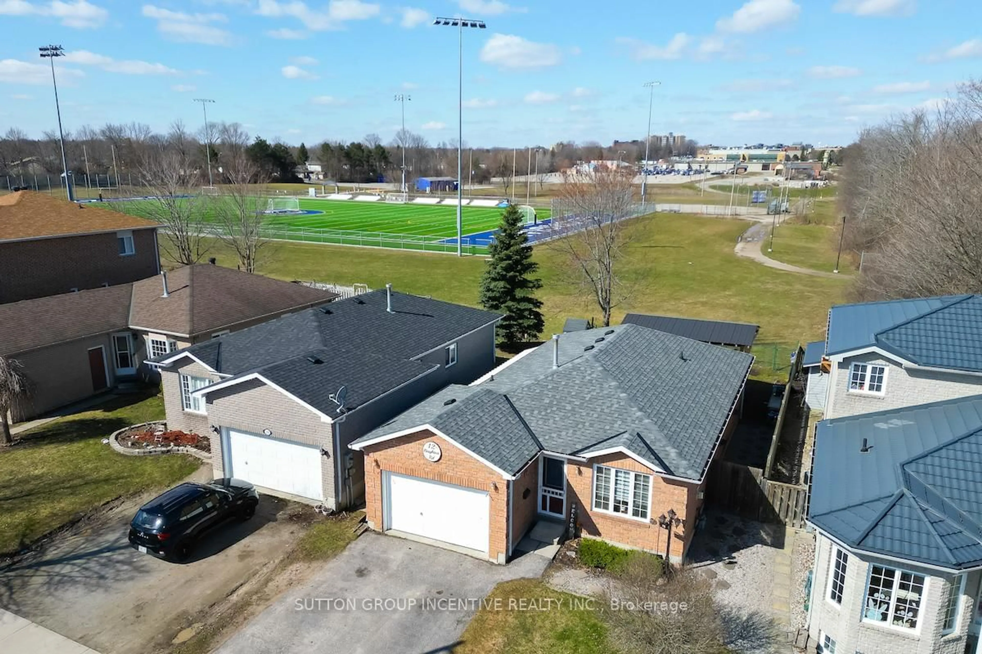 A pic from outside/outdoor area/front of a property/back of a property/a pic from drone, street for 12 Brighton Rd, Barrie Ontario L4M 6S5