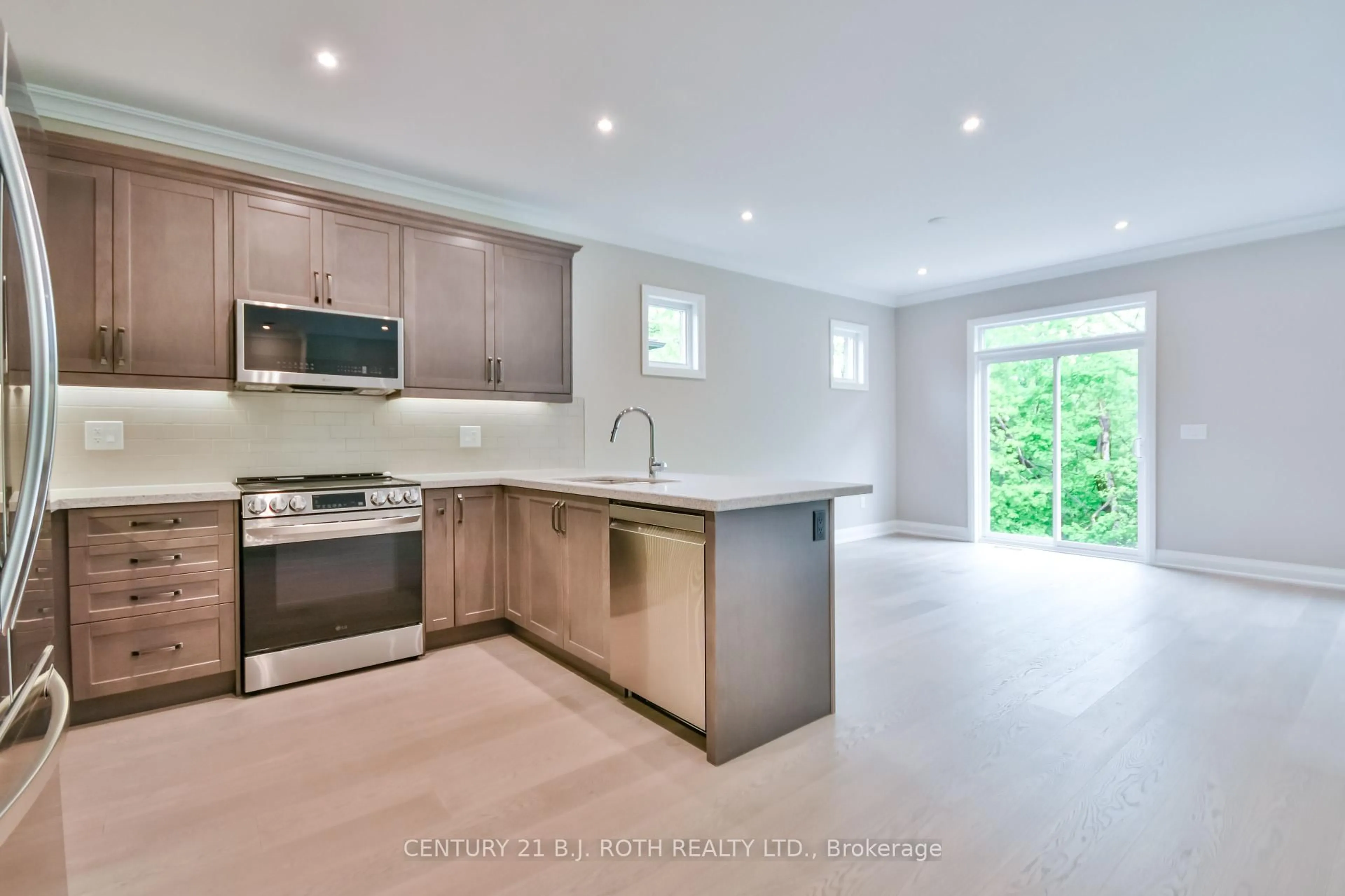 Open concept kitchen, ceramic/tile floor for 433 Russ Howard Dr, Midland Ontario L4R 0A6