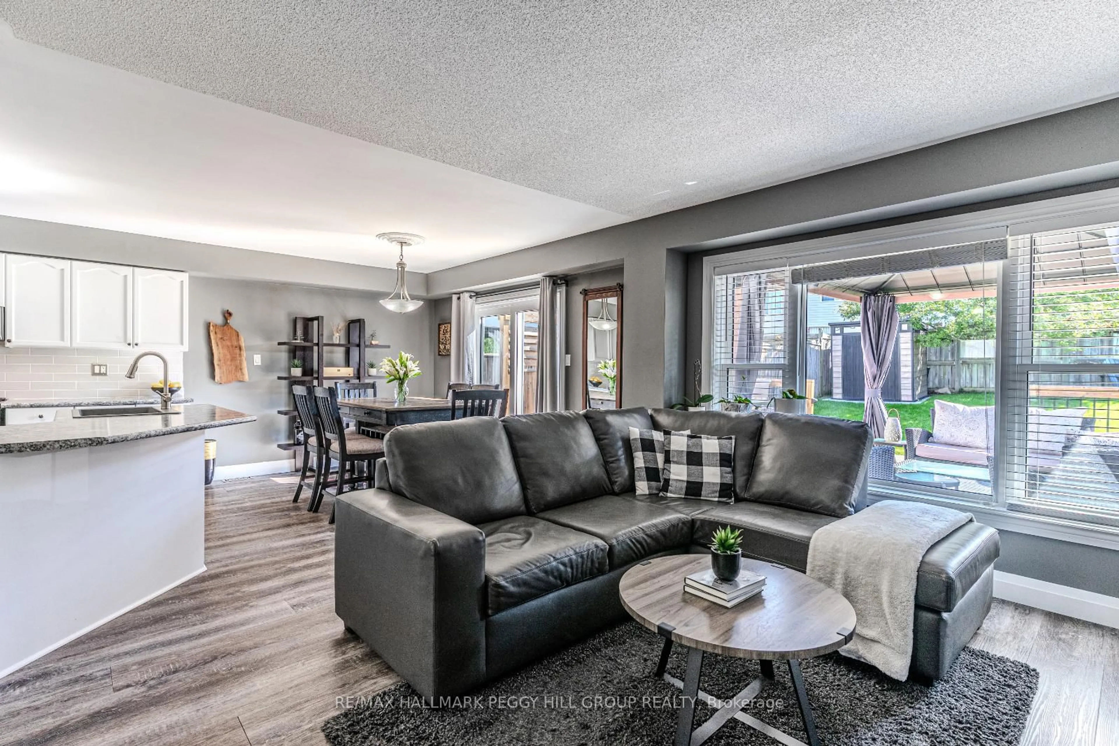 Living room with furniture, unknown for 29 Heritage Crt, Barrie Ontario L4N 0E7