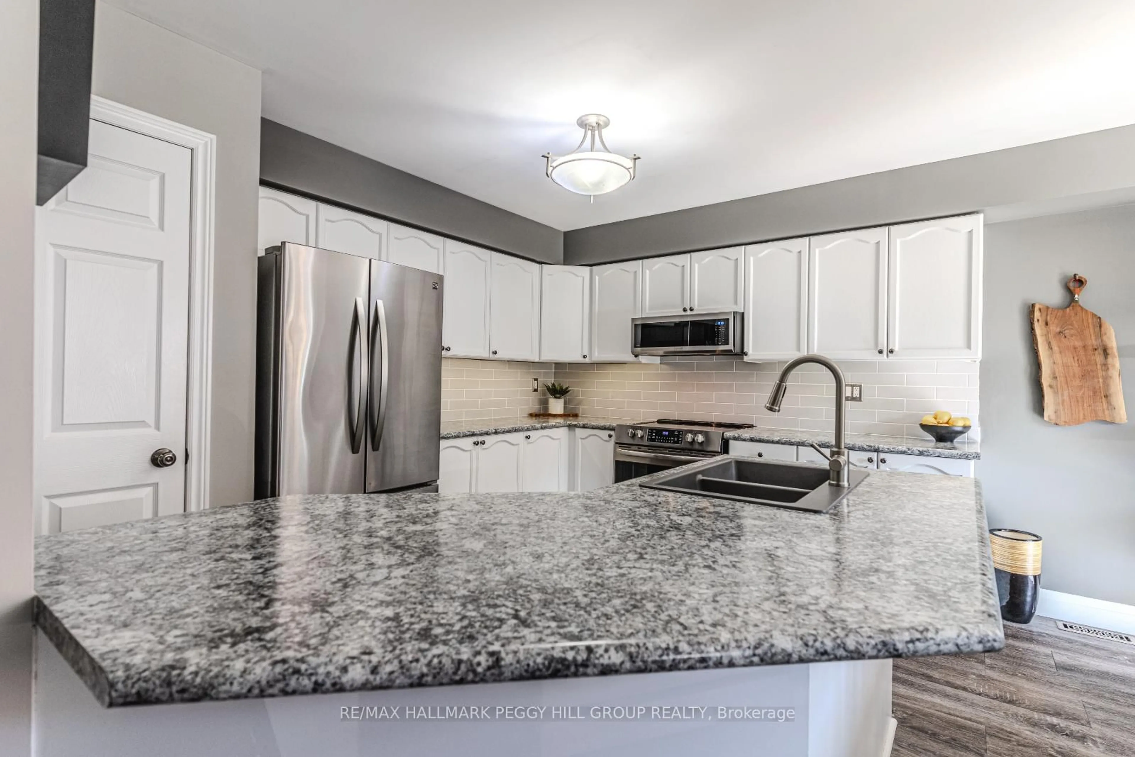 Open concept kitchen, unknown for 29 Heritage Crt, Barrie Ontario L4N 0E7