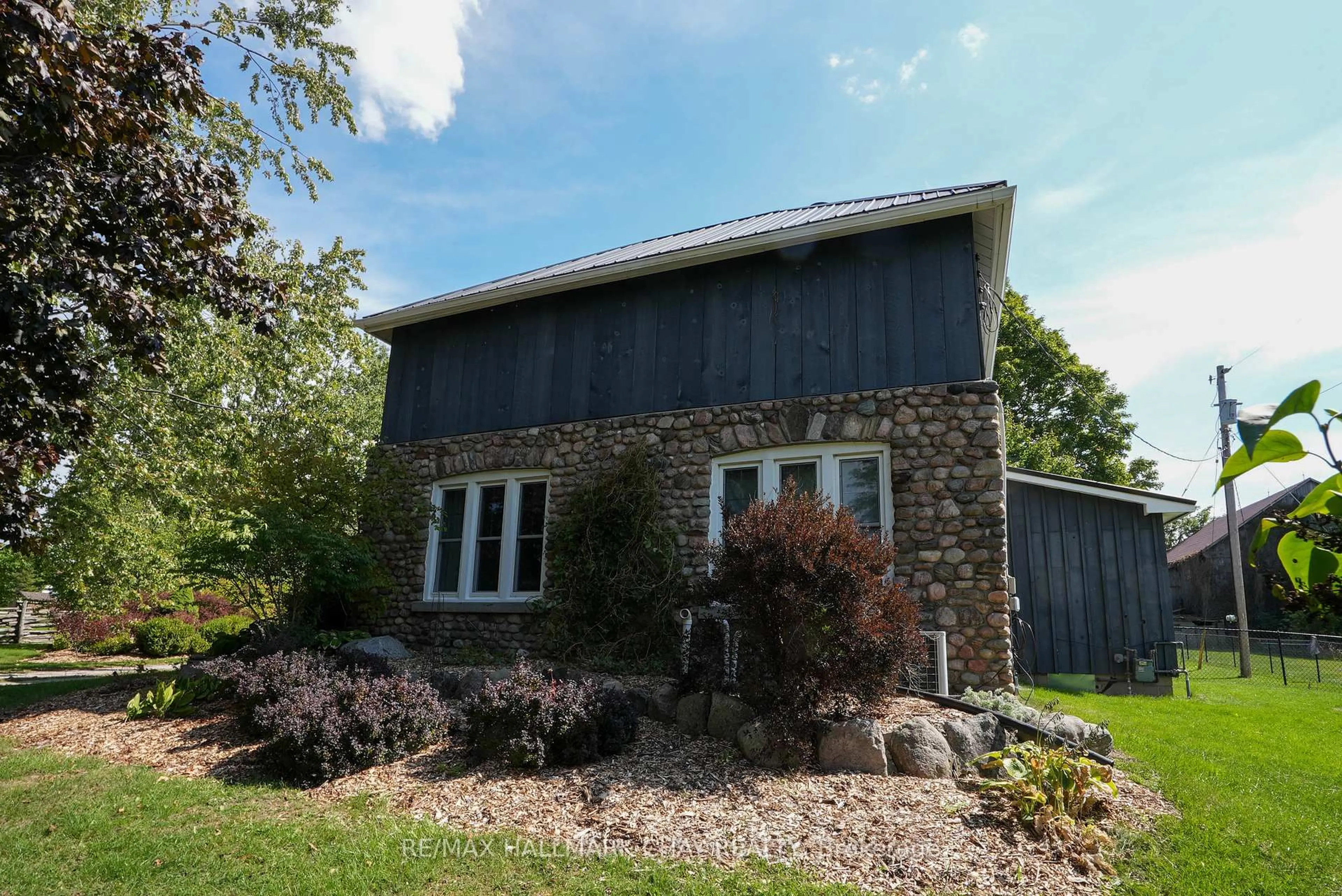 A pic from outside/outdoor area/front of a property/back of a property/a pic from drone, building for 2473 RONALD Rd, Springwater Ontario L0L 1Y0