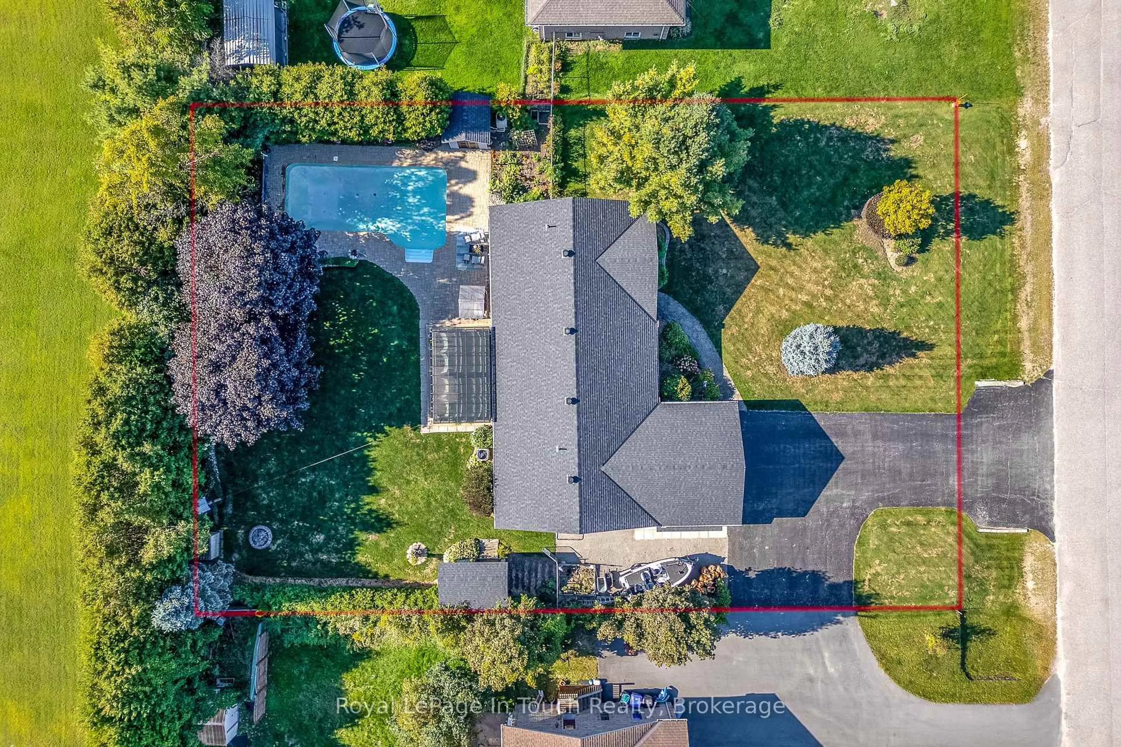 A pic from outside/outdoor area/front of a property/back of a property/a pic from drone, street for 18 Dananne Dr, Tiny Ontario L0L 2J0