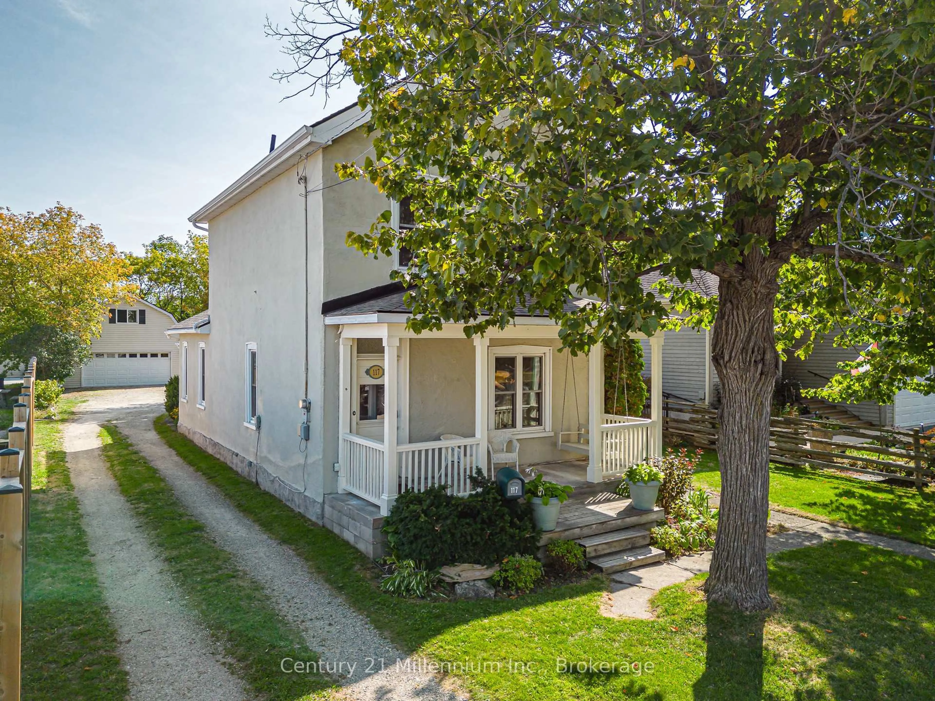 A pic from outside/outdoor area/front of a property/back of a property/a pic from drone, street for 117 Elm St, Collingwood Ontario L9Y 3J3