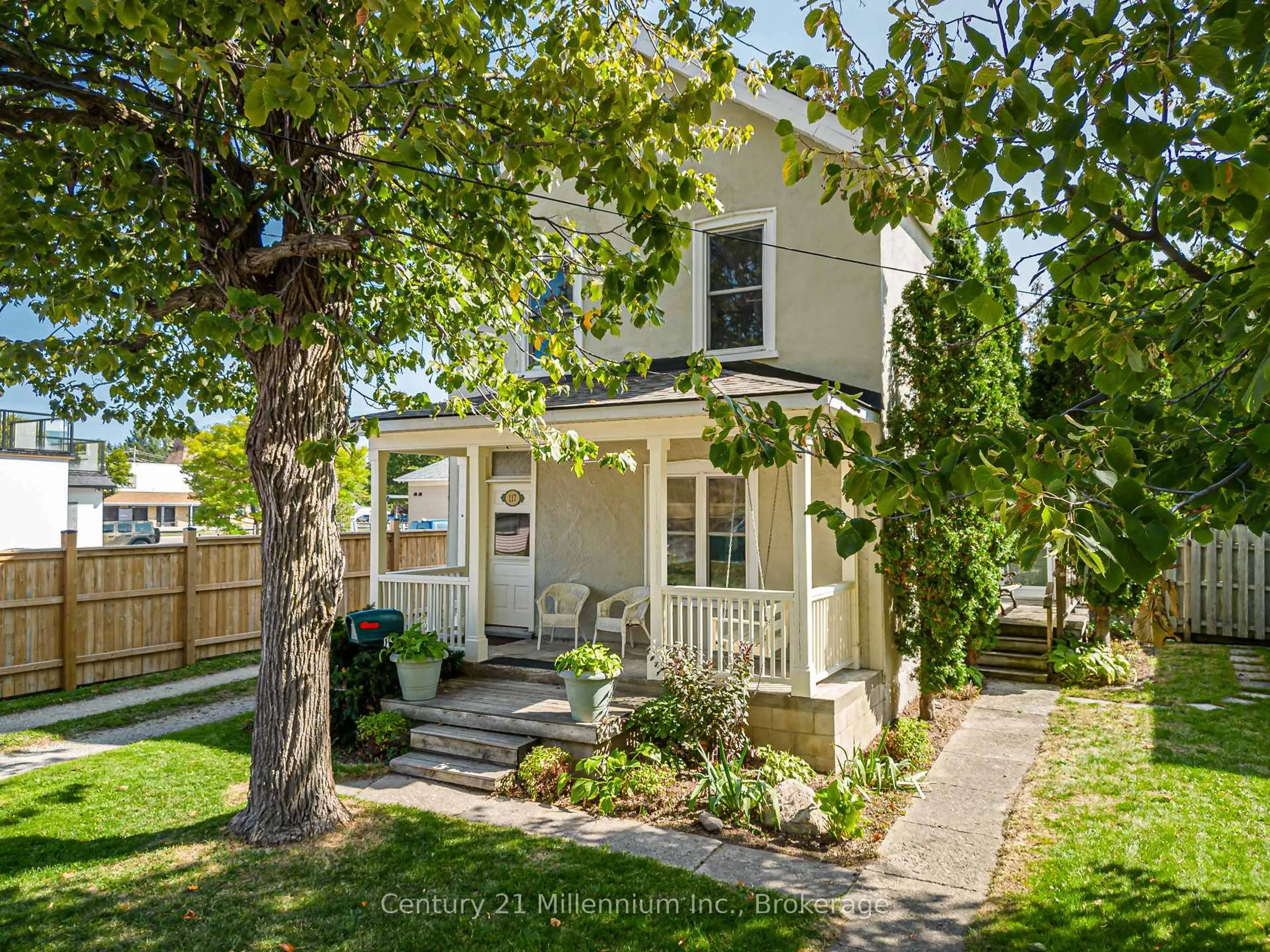 Home with vinyl exterior material, street for 117 Elm St, Collingwood Ontario L9Y 3J3