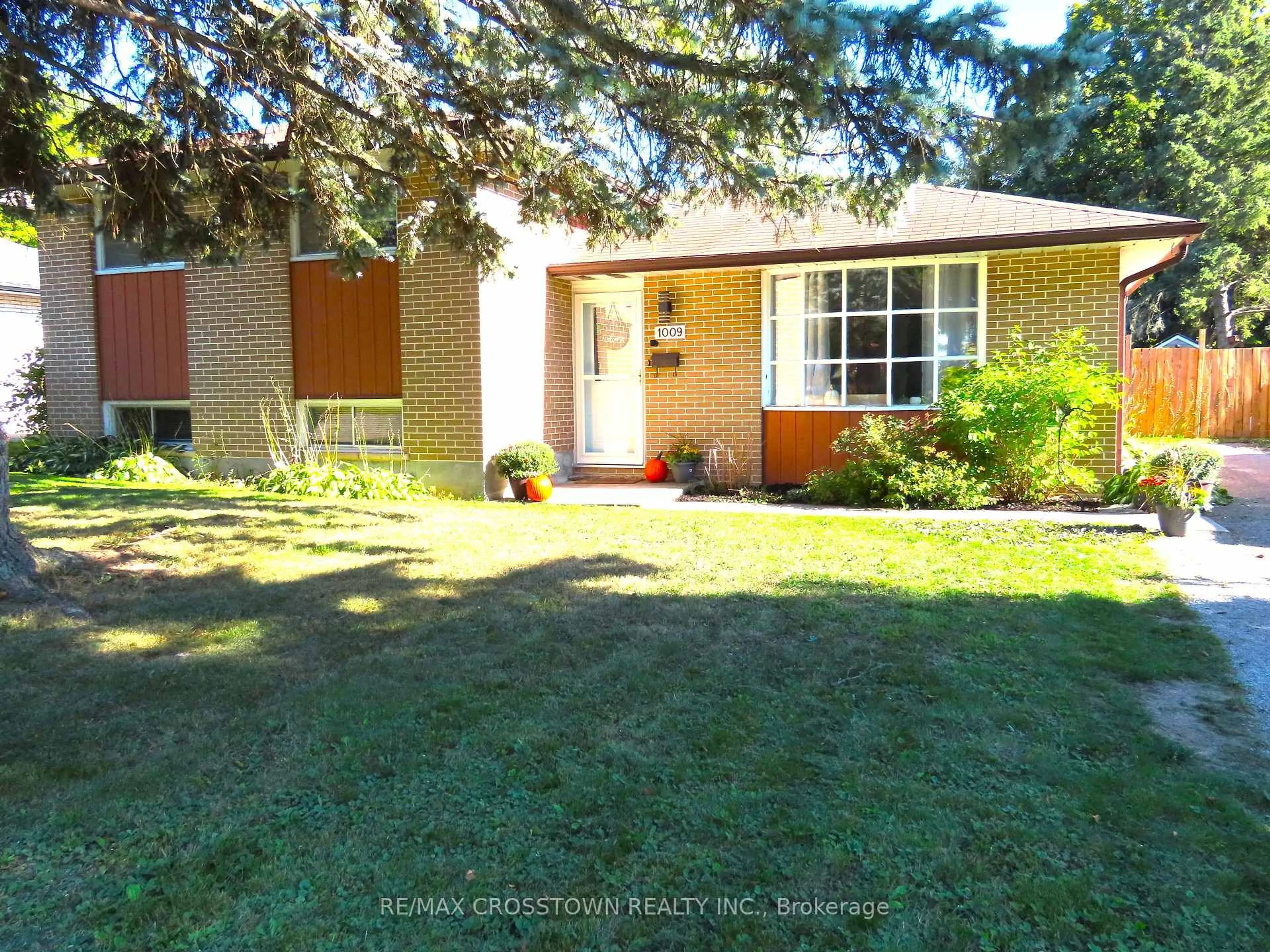 A pic from outside/outdoor area/front of a property/back of a property/a pic from drone, street for 1009 Everton Rd, Midland Ontario L4R 5H7