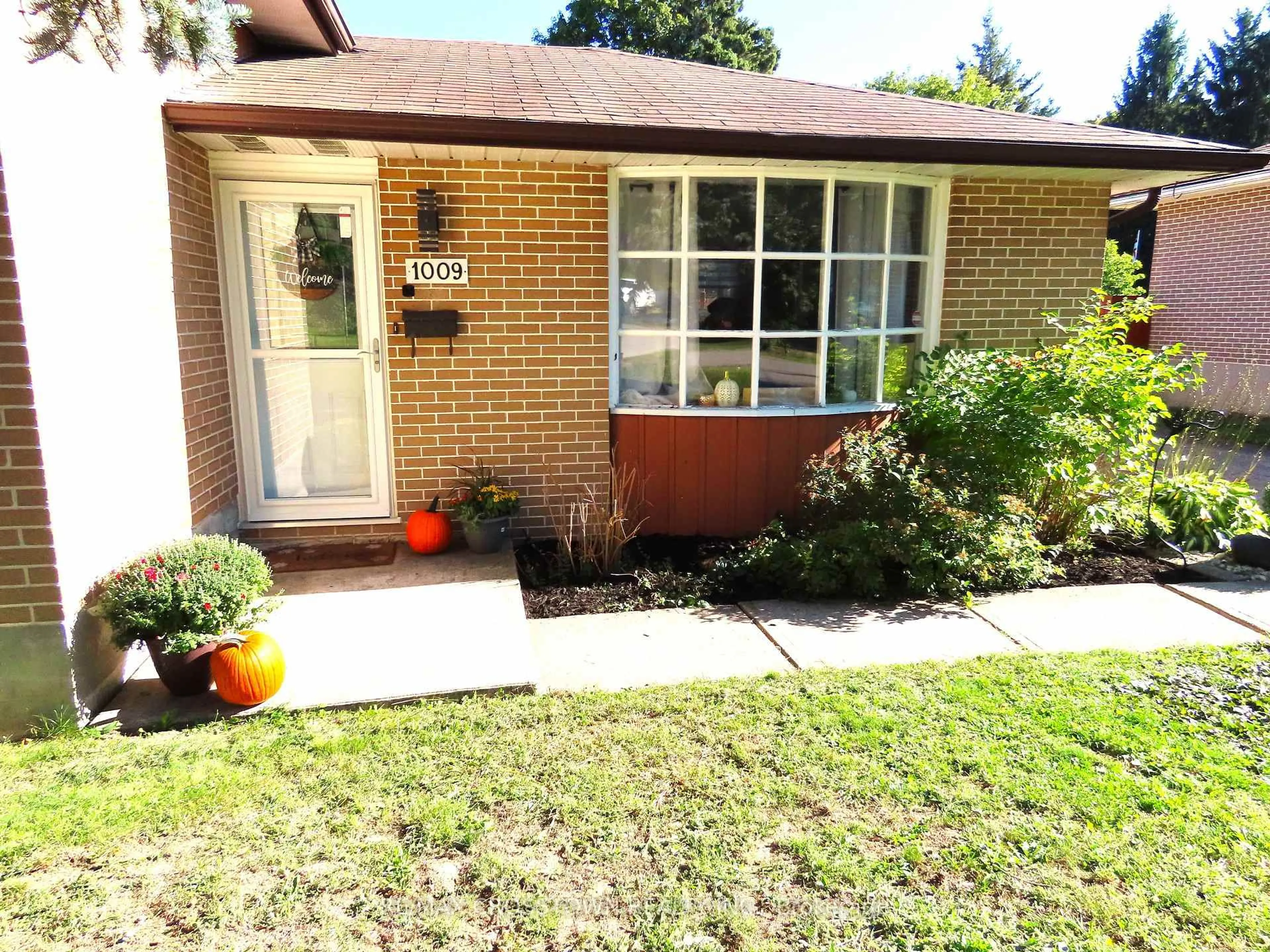 Home with brick exterior material, street for 1009 Everton Rd, Midland Ontario L4R 5H7