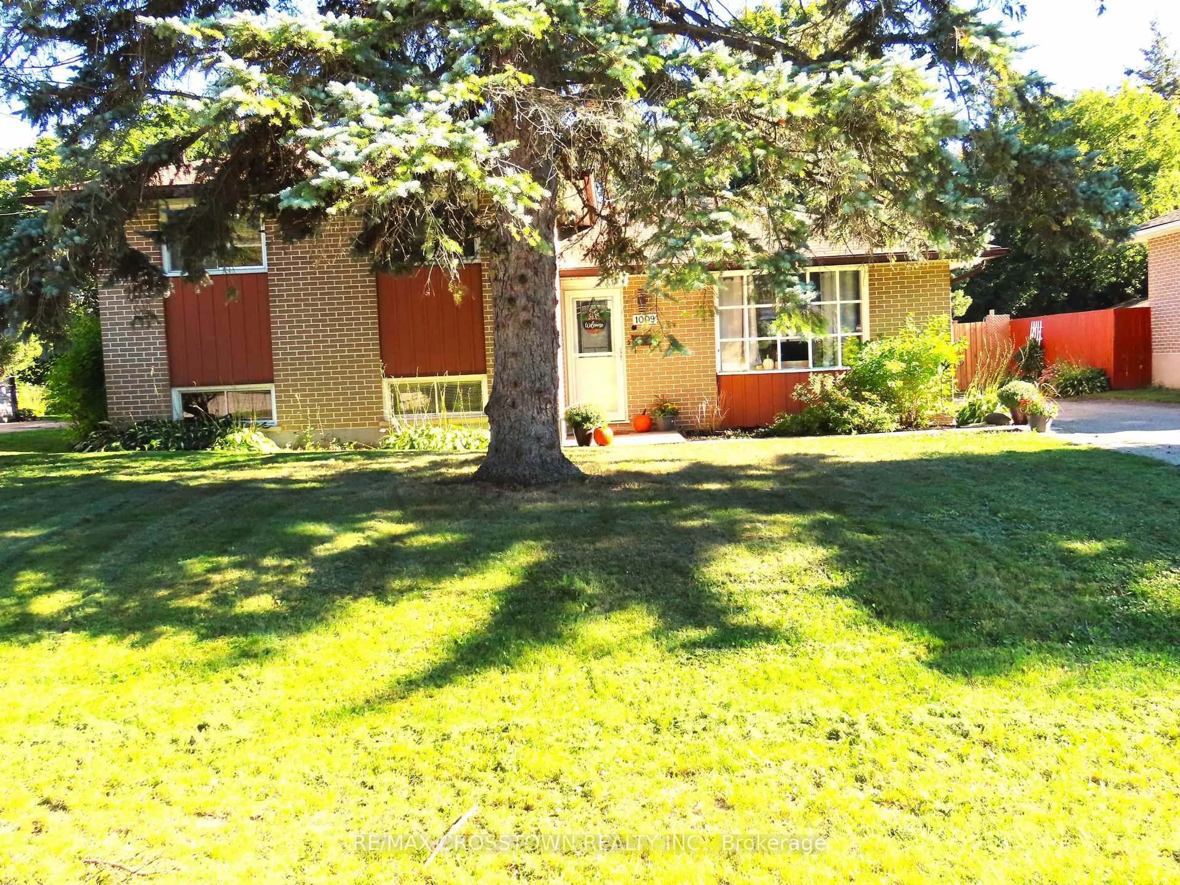 A pic from outside/outdoor area/front of a property/back of a property/a pic from drone, street for 1009 Everton Rd, Midland Ontario L4R 5H7
