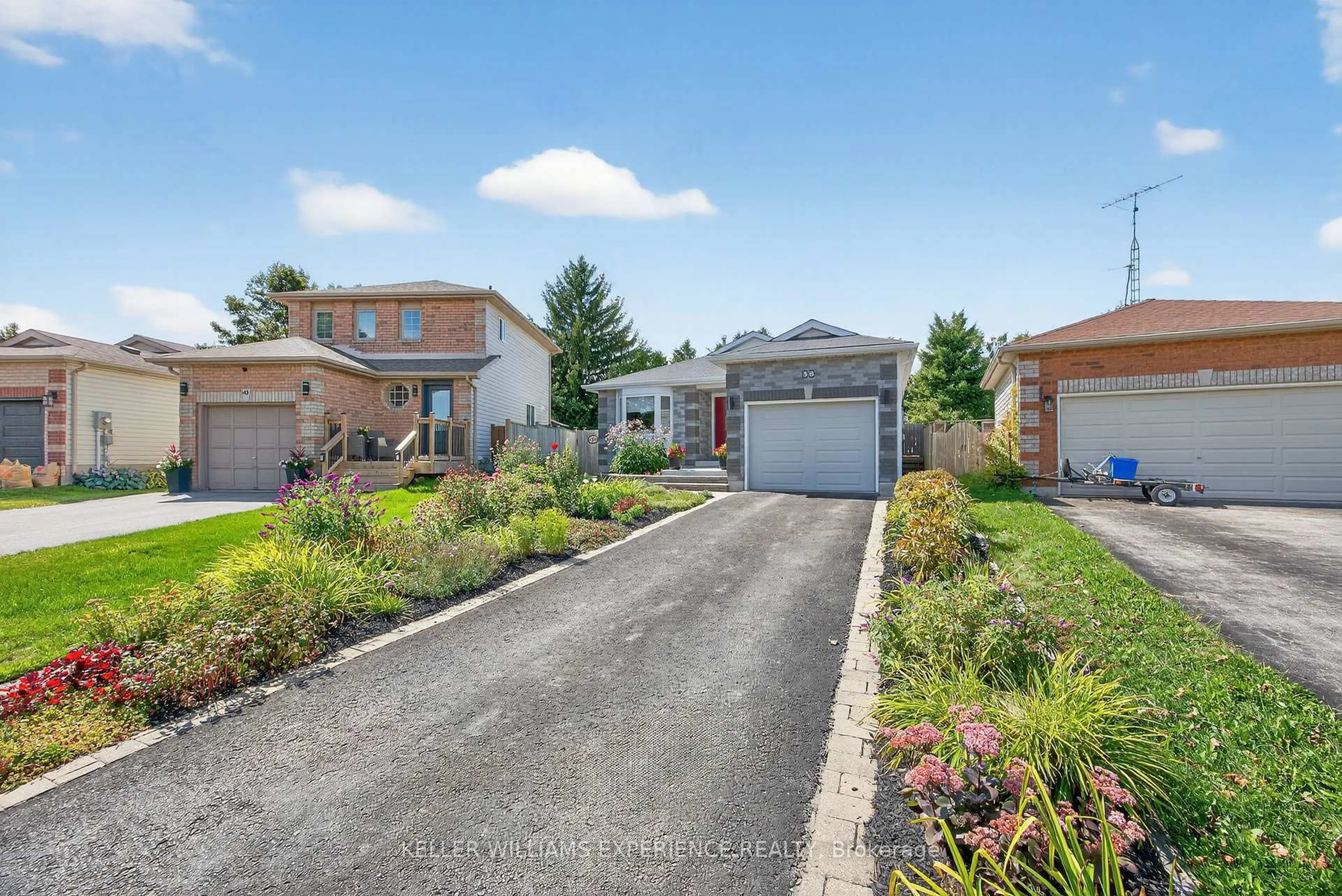 A pic from outside/outdoor area/front of a property/back of a property/a pic from drone, street for 38 Assiniboine Dr, Barrie Ontario L4N 8G4