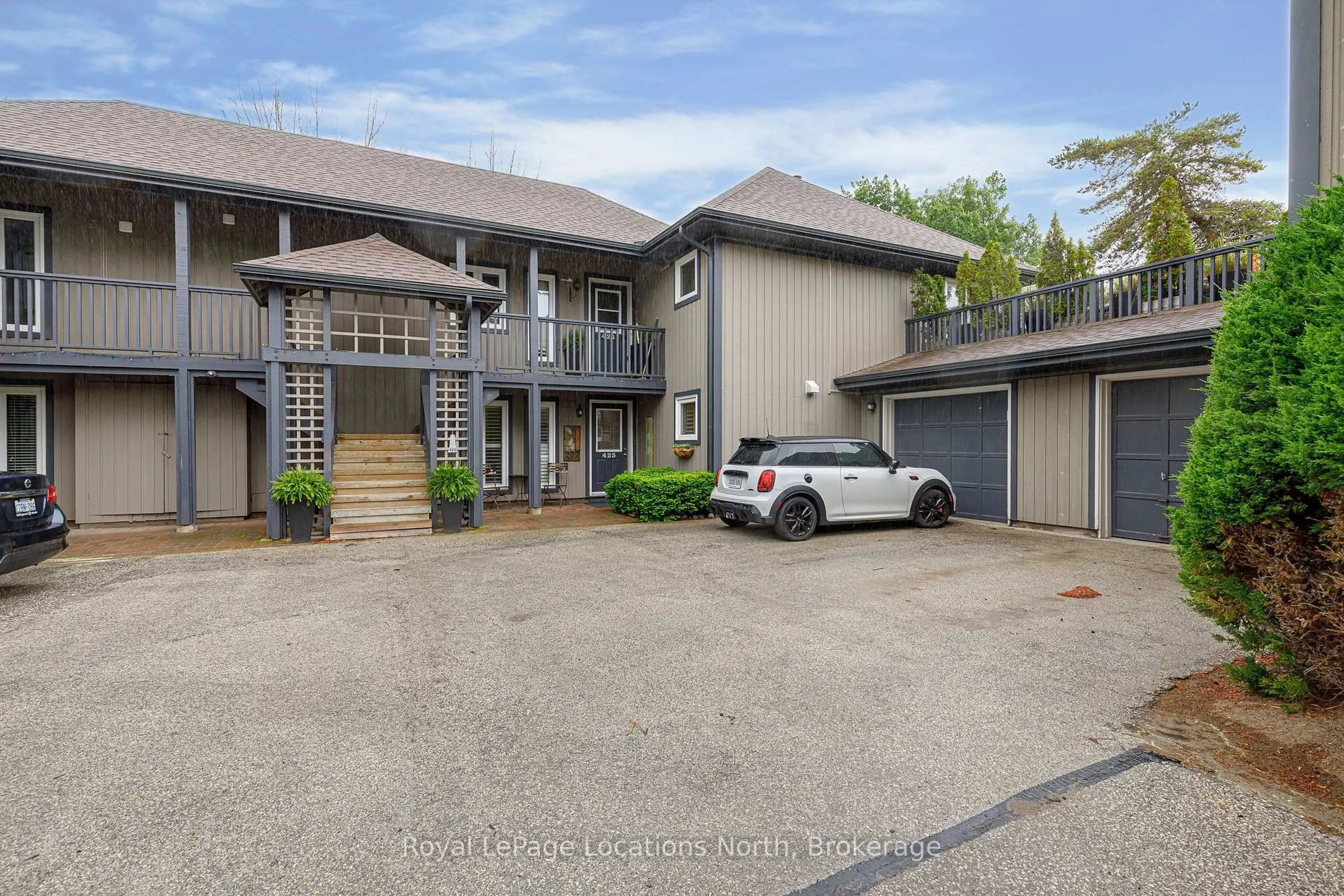A pic from outside/outdoor area/front of a property/back of a property/a pic from drone, street for 423 Mariners Way, Collingwood Ontario L9Y 5C7