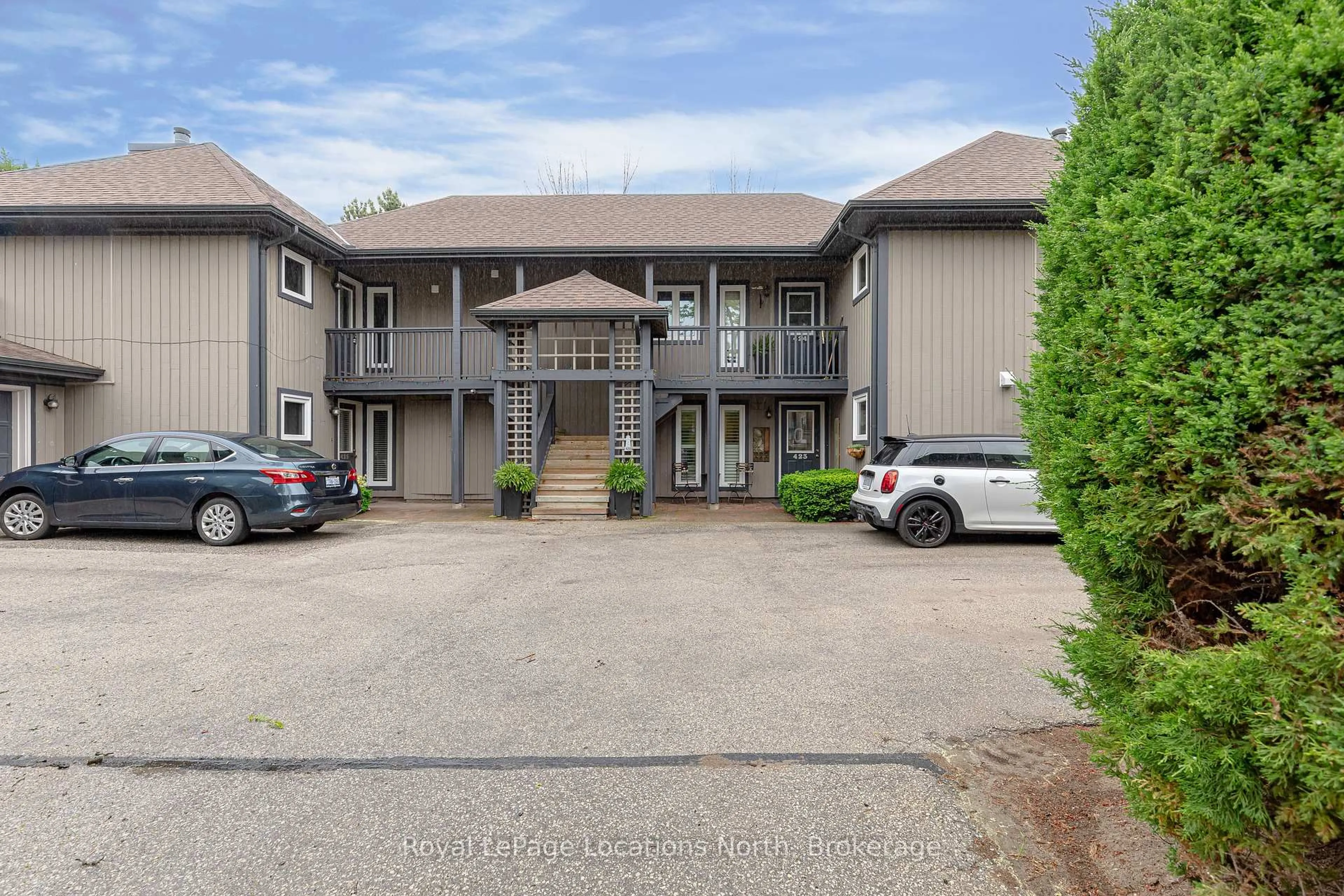 A pic from outside/outdoor area/front of a property/back of a property/a pic from drone, building for 423 Mariners Way, Collingwood Ontario L9Y 5C7