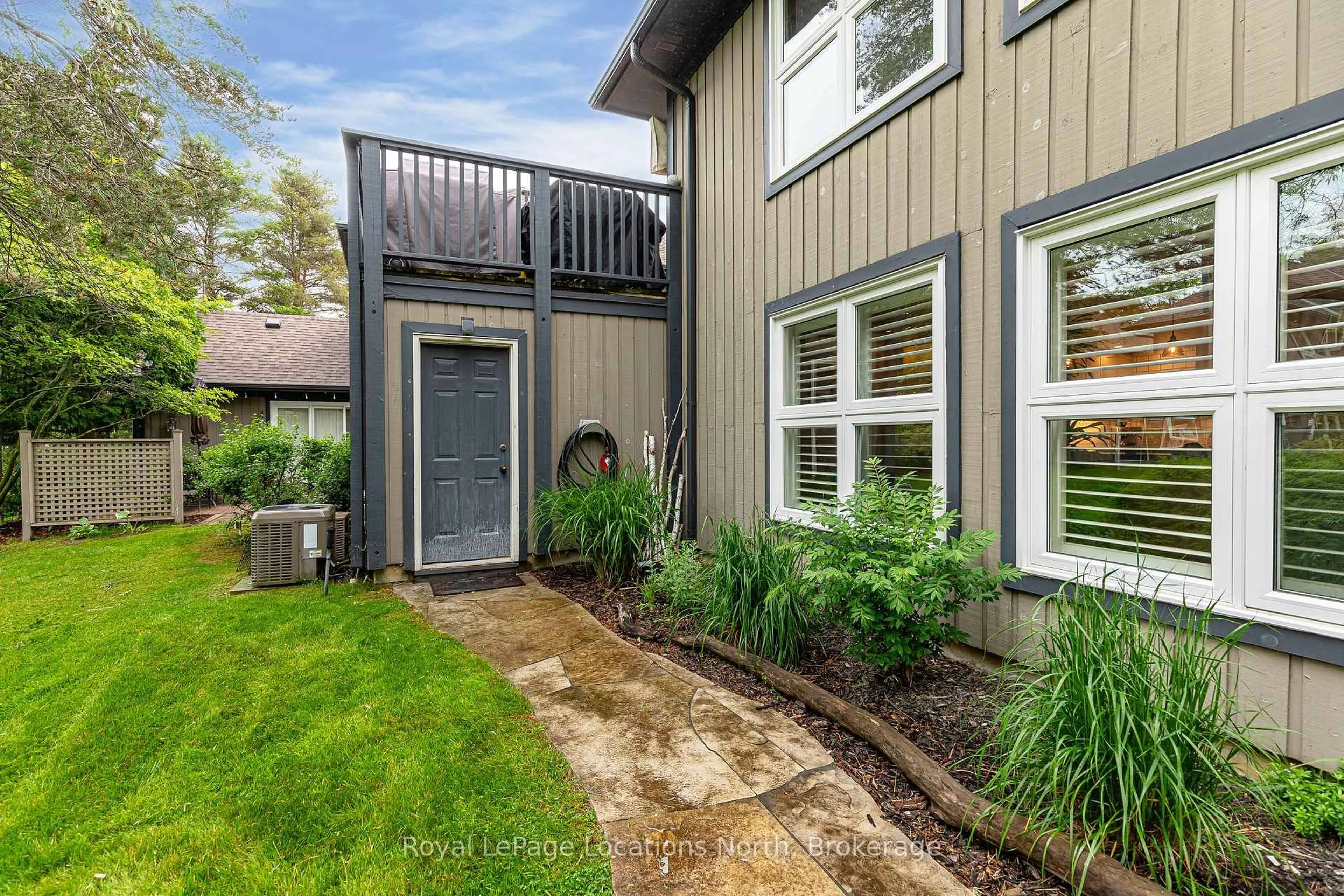 Home with vinyl exterior material, street for 423 Mariners Way, Collingwood Ontario L9Y 5C7