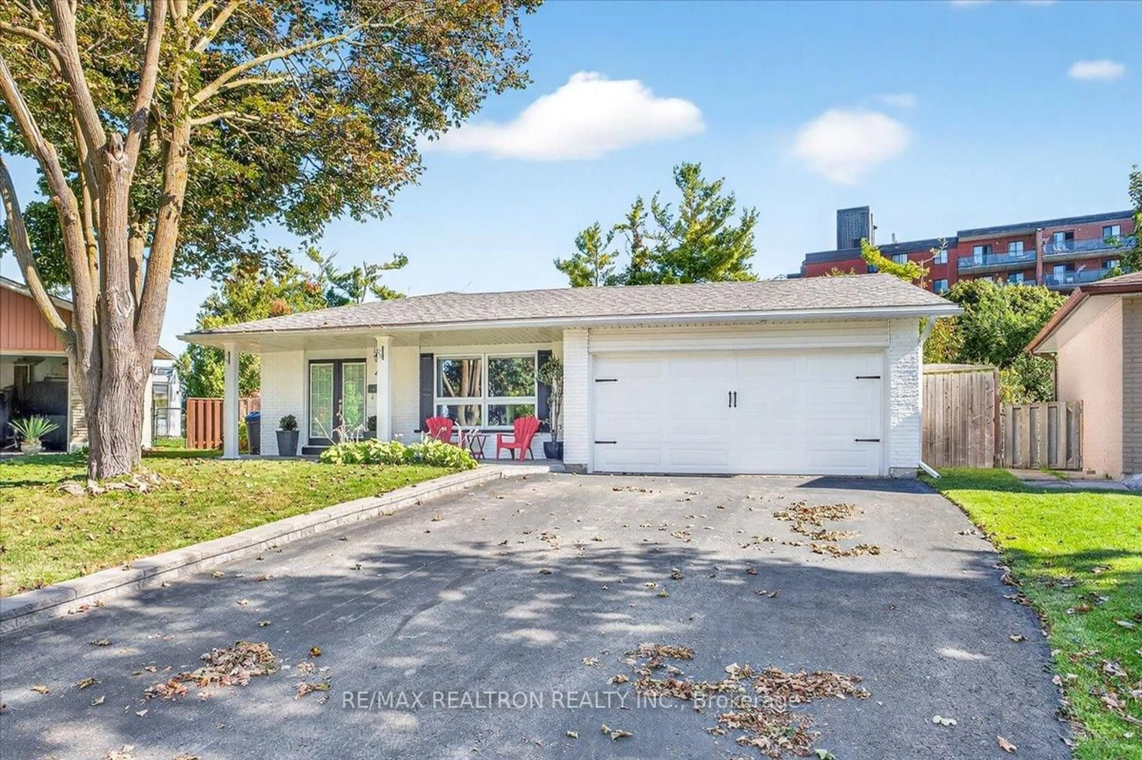 A pic from outside/outdoor area/front of a property/back of a property/a pic from drone, street for 48 Roslyn Rd, Barrie Ontario L4M 2X6
